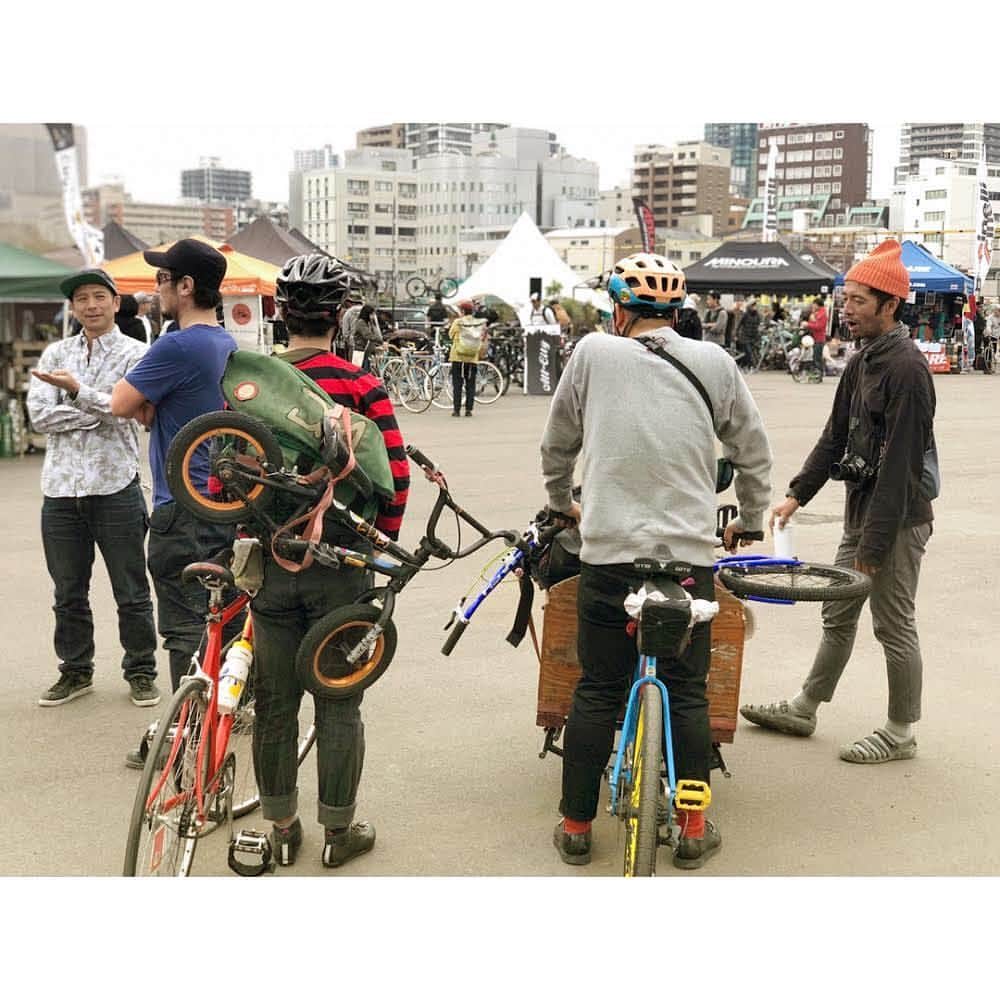 narifuri_japanさんのインスタグラム写真 - (narifuri_japanInstagram)「﻿ <アーバンバイクロア大阪>﻿ ・﻿ 明日は narifuri 主催の “スーツレース” が開催されます。﻿ ﻿ 見ている方もきっと面白い新鮮なレースになるとおもいますので、大人も子供もワイワイワイと遊びに来てください！﻿ ﻿ ▼詳しくはこちらからチェックを！﻿ http://bikelore.jp/osaka/﻿ ﻿ ﻿ それでは明日も皆さまのご来場、心よりお待ちしております！﻿ ﻿ ※自転車洋品店ナリフリ/Kyoto は通常通り営業しております。﻿ ﻿ ﻿ #バイクロア﻿ #バイアクロア大阪﻿ #アーバンバイクロア大阪﻿ #narifuri﻿ #ナリフリ﻿ #bicycle」3月30日 20時02分 - narifuri_japan