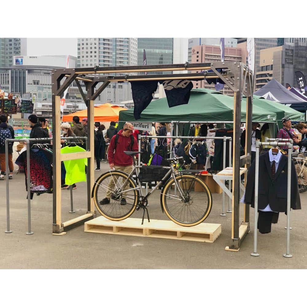 narifuri_japanさんのインスタグラム写真 - (narifuri_japanInstagram)「﻿ <アーバンバイクロア大阪>﻿ ・﻿ 明日は narifuri 主催の “スーツレース” が開催されます。﻿ ﻿ 見ている方もきっと面白い新鮮なレースになるとおもいますので、大人も子供もワイワイワイと遊びに来てください！﻿ ﻿ ▼詳しくはこちらからチェックを！﻿ http://bikelore.jp/osaka/﻿ ﻿ ﻿ それでは明日も皆さまのご来場、心よりお待ちしております！﻿ ﻿ ※自転車洋品店ナリフリ/Kyoto は通常通り営業しております。﻿ ﻿ ﻿ #バイクロア﻿ #バイアクロア大阪﻿ #アーバンバイクロア大阪﻿ #narifuri﻿ #ナリフリ﻿ #bicycle」3月30日 20時02分 - narifuri_japan
