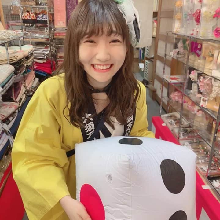 夏川愛実のインスタグラム：「万松寺通り 三井屋さん リサイクル着物、羽織がなんと100円！！！ さらにサイコロを振って その目だけ割引してもらえます。 と、いうことで 大事なところ撮れてなかったのですが 6の目が出たので60%OFF！！ なんと40円でゲットしちゃいました笑 #無茶売祭2019 #大須#大須商店街 #名古屋#nagoya#instagood」
