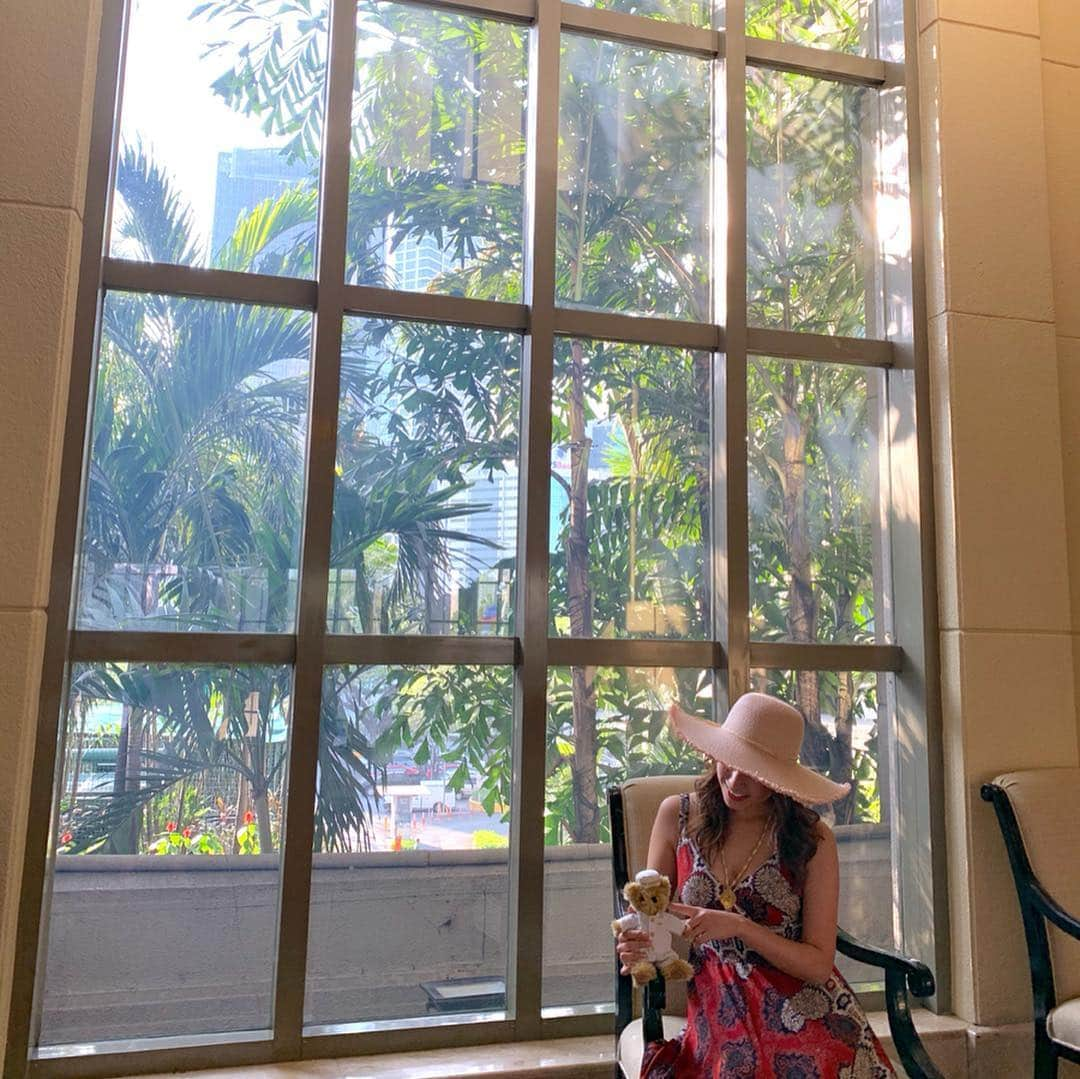 市原彩花さんのインスタグラム写真 - (市原彩花Instagram)「The Peninsula Manila🧸 . マニラの大都会、#マカティ にある#ペニンシュラマニラ 開放感が素晴らしいホテルを#ペニンシュラベア と散策🧸✨ サプライズで写真入りのランチボックスまで作ってくれて、おもてなしに大感激でした😚💕 #もっと楽しいフィリピン#フィリピンファンセール#flytomorefun#cebtravelsquadjapan#フィリピン#philippines#マニラ#海外ホテル#高級ホテル#ラグジュアリーホテル#luxuryhotel#makati#manila#thepeninsulamanila#penmoments#モデル#model」3月30日 20時07分 - ayaka_ichihara