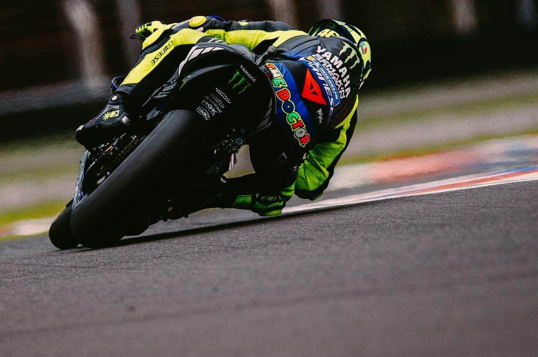 バレンティーノ・ロッシのインスタグラム：「Termas de Rio Hondo,Argentina  Friday,free practice  Sexy back 🍑 📸 @mighelon @falex79」