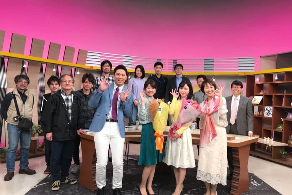 三石佳那さんのインスタグラム写真 - (三石佳那Instagram)「ㅤㅤㅤㅤㅤㅤㅤㅤㅤㅤㅤㅤㅤㅤㅤㅤㅤㅤㅤㅤㅤㅤㅤㅤㅤㅤㅤㅤㅤㅤㅤㅤㅤㅤㅤㅤㅤㅤㅤㅤㅤㅤㅤㅤㅤㅤㅤㅤㅤㅤㅤㅤㅤㅤㅤㅤㅤㅤㅤㅤ ３月末をもちまして、﻿ ３年間担当した﻿ ＢＳＮテレビ「水曜見ナイト」﻿ 卒業しました。﻿ ﻿ 県内、県外と様々なところを取材させていただき、最後の一年は生中継を担当しました。﻿ ﻿中継が終わると、お店に鳴りひびく電話の音は　この中継が誰かに伝わったんだなとダイレクトに感じ、嬉しくなる瞬間でした。﻿ ﻿視聴者のみなさま、スタッフのみなさん 本当にありがとうございました。﻿ ﻿ ﻿ 9年目を迎える水曜見ナイトは﻿ 後輩の林アナ(@rise_hayashi )にバトンタッチ！ ﻿ ﻿ ﻿ そして…﻿ ﻿ この春からは　﻿ BSNテレビ「なじラテ」﻿ 土曜日お昼の2時間番組 ＭＣを担当させていただきます。﻿ ﻿ 幼い頃、土曜日に放送していた﻿ 地元の番組を家族とのんびりみて﻿ 紹介された場所やお店に﻿ お出かけをするのが大好きでした。﻿ ﻿  そんな外にでるキッカケをつくってくれた番組のように﻿ ﻿ みなさんの新潟生活が もっともっともっと楽しくなる情報を お届けしていきますよ。  ㅤㅤㅤㅤㅤㅤㅤㅤㅤㅤㅤㅤㅤㅤㅤ どうぞ、よろしくお願いします！ ﻿ ㅤㅤㅤㅤㅤㅤㅤㅤㅤㅤㅤㅤㅤㅤㅤ ㅤㅤㅤㅤㅤㅤㅤㅤㅤㅤㅤㅤㅤㅤㅤ 新潟のみなさ～～～～ん、﻿ ㅤㅤㅤㅤㅤㅤㅤㅤㅤㅤㅤㅤㅤㅤㅤ 来週の土曜日のお昼、見てくれるカナ？ ﻿  ㅤㅤㅤㅤㅤㅤㅤㅤㅤㅤㅤㅤㅤㅤㅤㅤㅤㅤㅤㅤㅤㅤㅤㅤㅤㅤㅤㅤㅤㅤ  #水曜見ナイト#なじラテ#negicco#アナウンサー#三石佳那#新潟#niigata#BSN#テレビ#卒業#新潟グルメ」3月30日 20時13分 - mitsuishi_kana_bsn
