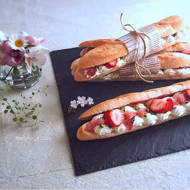melodyさんのインスタグラム写真 - (melodyInstagram)「桜と苺のミルクフランス🍓🌸。 ＊ これは過去に作ったものですが、今、これが食べたくて食べたくて仕方ありません。そろそろ暖かくなって来たので、パンを焼きたいです。 ＊ #桜#いちご#ソフトフランス#おうちカフェ#パン#手作りおやつ#スイーツ#strawberry#ミルクフランス#ouchigohanlover #pic#photo#decor#life#camera #japan#Instagram#instagramjapan#IgersJP#cupcakeproject#コッタ」3月30日 20時10分 - melody_wiiish