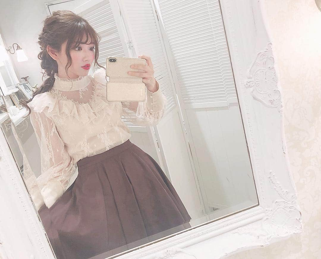 MICさんのインスタグラム写真 - (MICInstagram)「. . . お気に入りのお洋服 ♡ʕʘ̅͜ʘ̅ʔ . トップス @__luluem ❤︎ スカート @randa_pic . . #ヘアアレンジ #アレンジ #ふわふわアレンジ #編みおろし #かわいいもの好きな人と繋がりたい #かわいい服 #ファッション #お気に入り #購入品 #ファッション好きな人と繋がりたい #洋服好きな人と繋がりたい  #レーストップス #今日の服 #レースブラウス #ブラウス #きょコ #いつコ #春服 #おでかけ #おでかけコーデ #スカート #コーデ #鏡越し  #おうちコーデ  #팔로우미 #팔로우  #셀피」3月30日 20時20分 - micmofmof