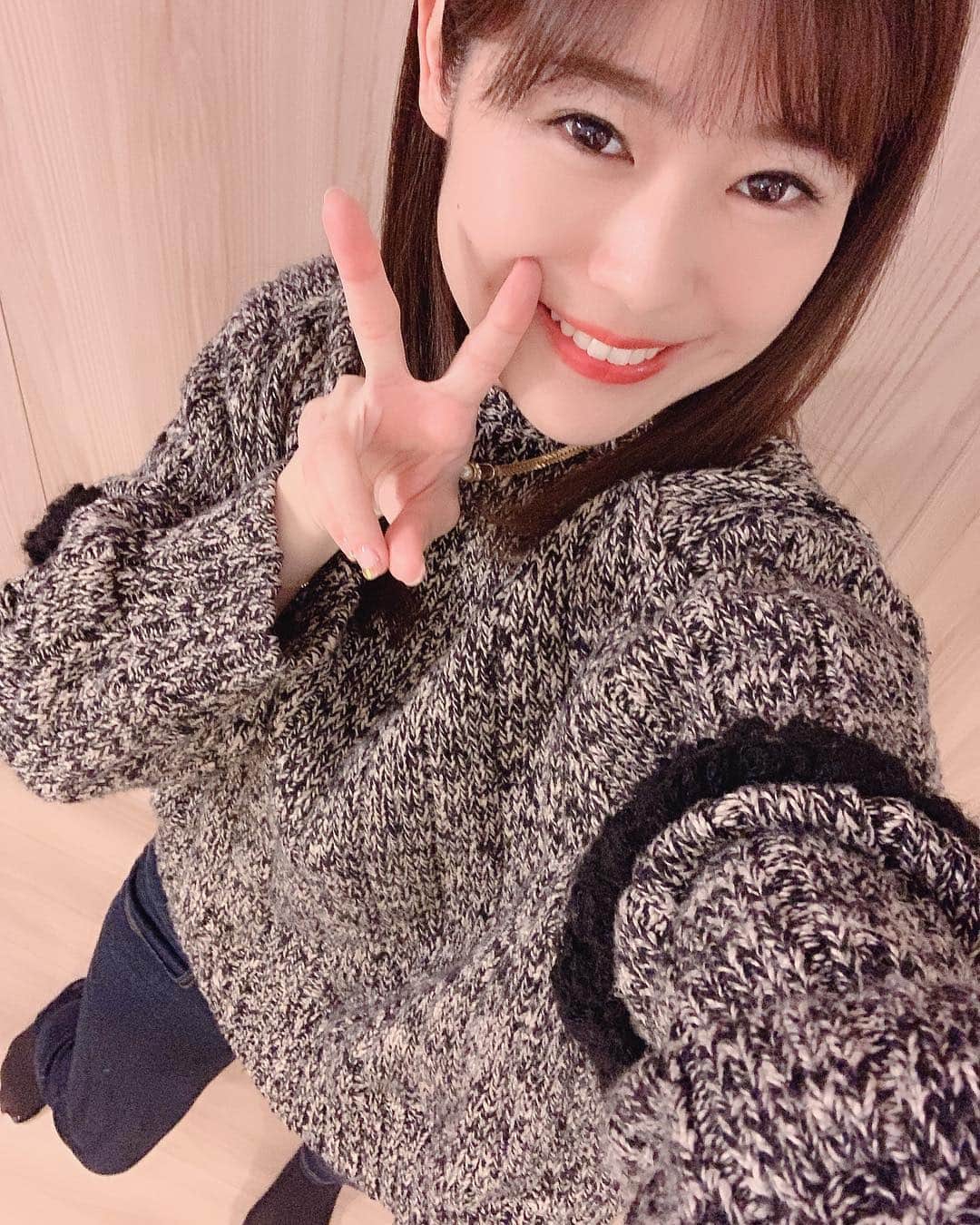 小日向えりのインスタグラム：「年に数回しか履かない #ジーンズ ダボっとしたセーターにぴったりなタイトデニム 中目黒の古着屋さんで買った形のかわいいお気に入りセーターだけど、アウター難しくてたまにしか着ない（笑） #UNIQLO #ユニクロ #ユニクロデニム族 #ユニ女 #デニムコー デ #アップルウォッチ #applewatch  #シンプルコーデ #ootd #今日のコーデ #きょコ  #大人カジュアル #ゴールドアクセサリー #ムササビ」