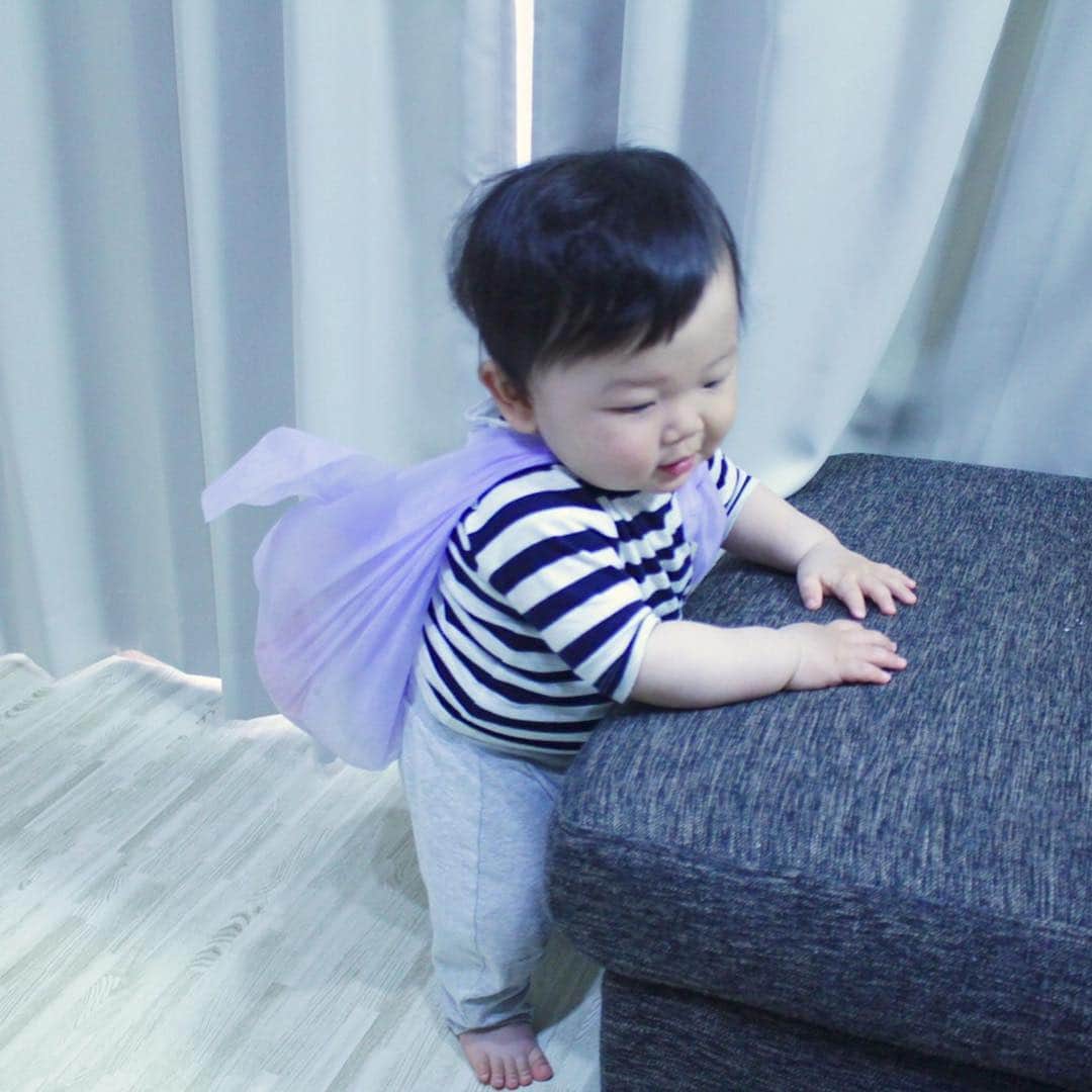 山西章博のインスタグラム：「誕生日に一升餅担いで貰ったオモチャで遊んだよ。 #赤ちゃん #嫡男 #せがれ #一升餅  #物ともせず #普通に立った #楽しそう #耳だけ似てる #耳以外も似て来た #これ以上似るな #ママリ#パパリ#ベビフル#ベビリトル#コドモノ#mamanoko#コノビー#mamanokoカメラ部#mamanokoギフトキャンペーン#コドモダカラ」