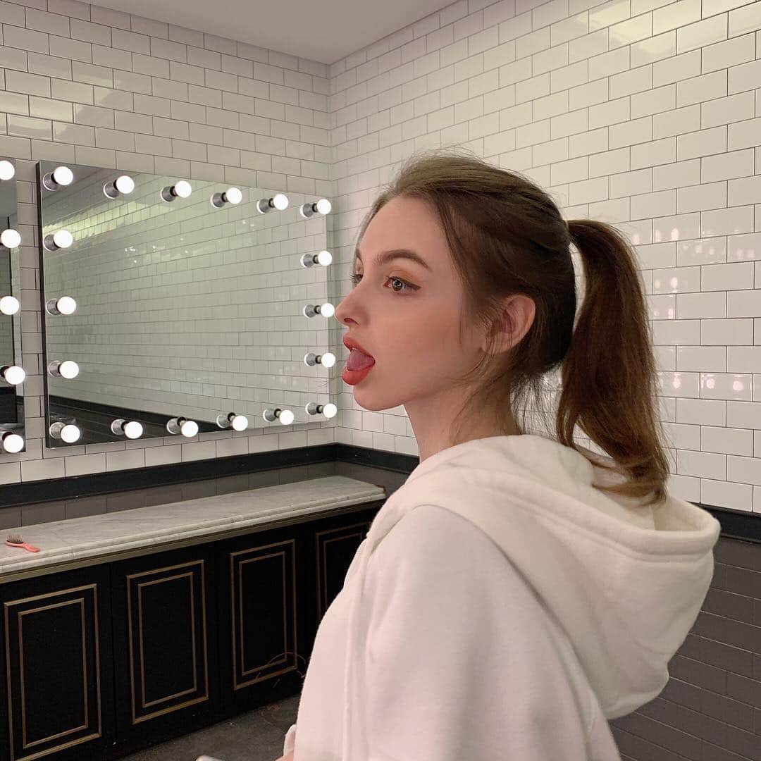 Elina 엘리나 (エリナ) さんのインスタグラム写真 - (Elina 엘리나 (エリナ) Instagram)「You like my hair?🤪❤️ CGV화장실 조명 넘나 조은것」3月30日 20時18分 - elina_4_22