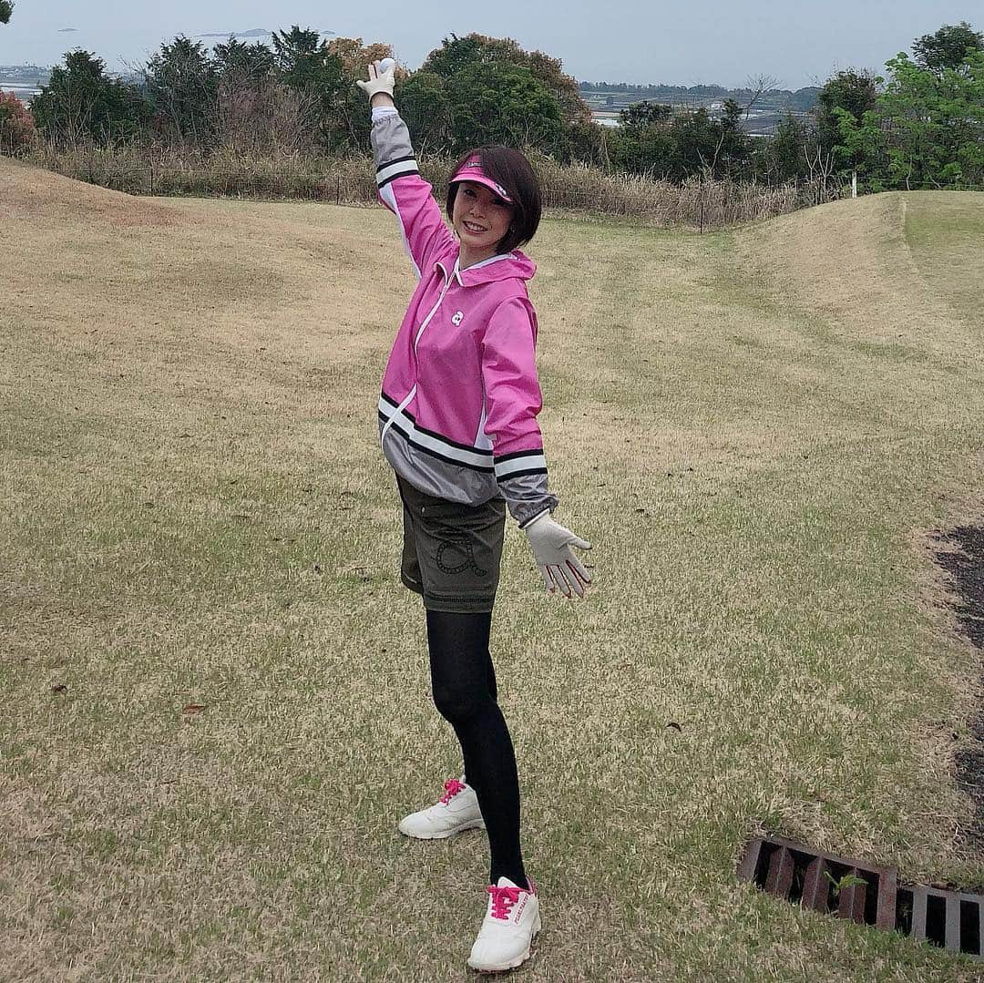 宮崎宣子さんのインスタグラム写真 - (宮崎宣子Instagram)「宮崎ゴルフ⛳️🏌️‍♀️ 美々津カントリークラブへ💓 ここは本当に難しいです😭 朝は涼しかったのに、すぐに20度越え🏌️‍♀️ 海を見下ろしながらのゴルフは最高ですよー🏝 桜が少し咲いてました🌸  I played golf in Miyazaki prefecture.  #宮崎ゴルフ #桜ゴルフ #美々津カントリークラブ #ゴルフ女子 #ゴルフウェア #アルチビオ #アルチビオコーデ #golf #golfgirl #golfwear #archivio #golflover #miyazakigolf」3月30日 20時20分 - miyazaki_nobuko