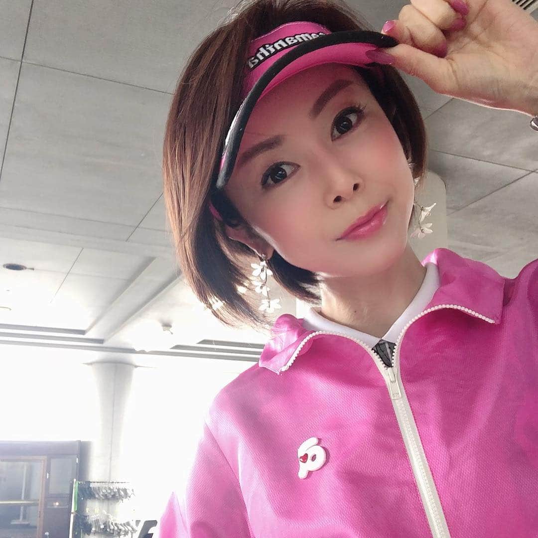 宮崎宣子さんのインスタグラム写真 - (宮崎宣子Instagram)「宮崎ゴルフ⛳️🏌️‍♀️ 美々津カントリークラブへ💓 ここは本当に難しいです😭 朝は涼しかったのに、すぐに20度越え🏌️‍♀️ 海を見下ろしながらのゴルフは最高ですよー🏝 桜が少し咲いてました🌸  I played golf in Miyazaki prefecture.  #宮崎ゴルフ #桜ゴルフ #美々津カントリークラブ #ゴルフ女子 #ゴルフウェア #アルチビオ #アルチビオコーデ #golf #golfgirl #golfwear #archivio #golflover #miyazakigolf」3月30日 20時20分 - miyazaki_nobuko