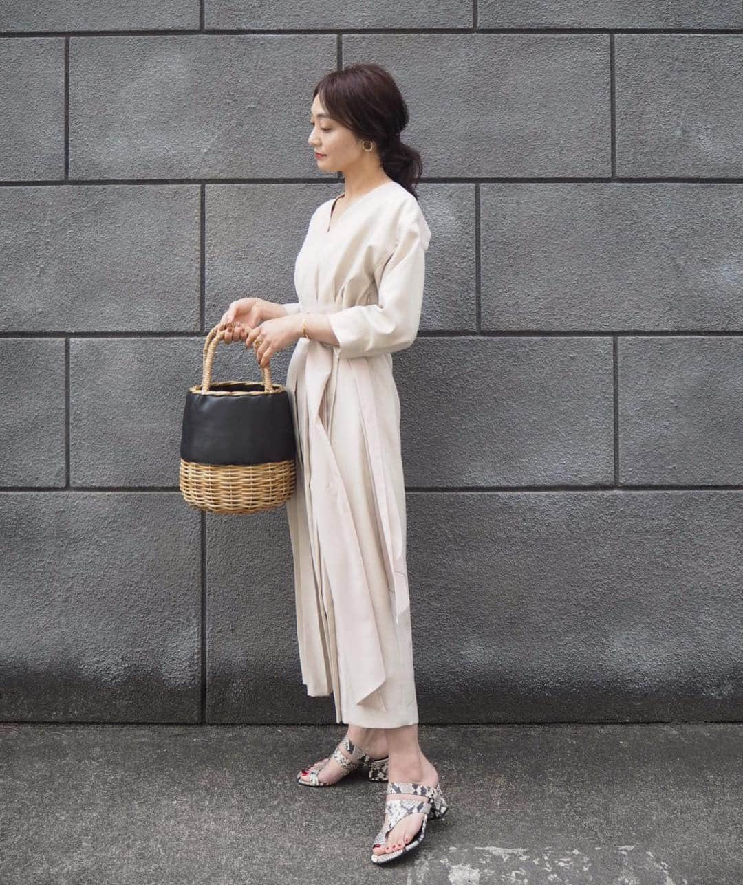 yoko178loveさんのインスタグラム写真 - (yoko178loveInstagram)「#coordinate ． ． one-piece、bag @elendeek  shoes @chembur ． ． ． 毎回必ずチェックしている elendeek ×辺見えみりさんの コラボアイテム ． リネンライクの素材に 今季トレンドのベージュ  今回のコラボワンピースも素敵✨ ． #elendeek #エレンデーク #ワンピース#カゴバック#chembur#チェンバー」3月30日 20時29分 - yoko178love