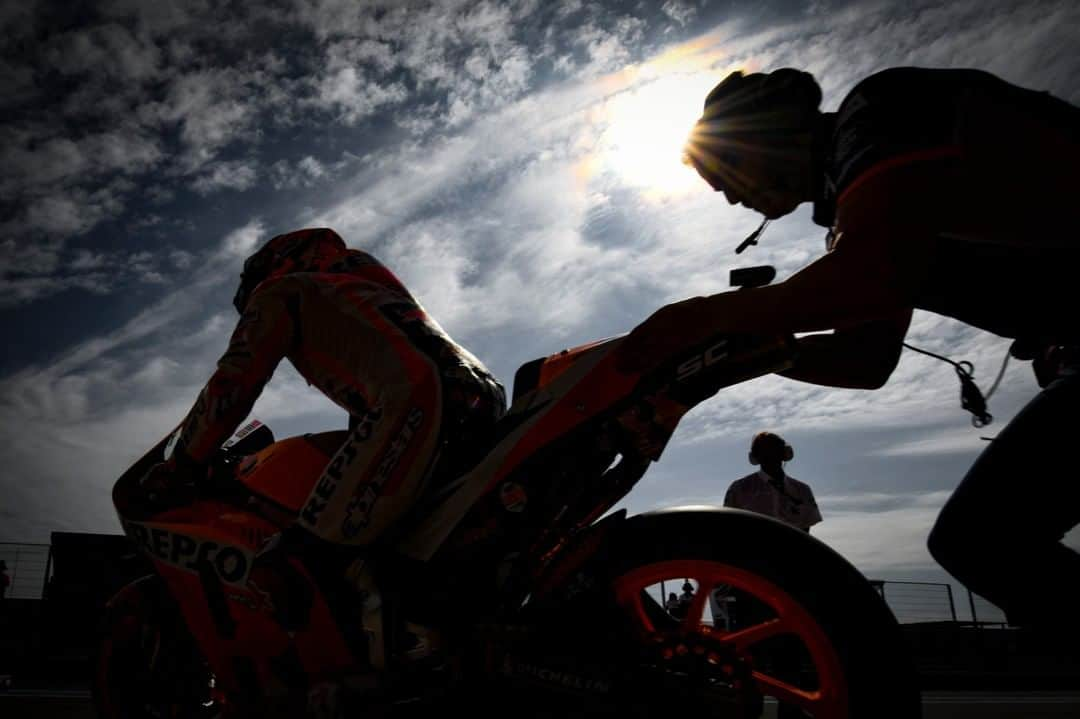 MotoGPさんのインスタグラム写真 - (MotoGPInstagram)「Qualifying day is about to start in Termas! ⏱️// Who will take the second pole position of the year? 🤔 Let us know your thoughts in the comments! ⬇️ #MM93 #Motorcycle #Racing #Motorsport #ArgentinaGP」3月30日 20時30分 - motogp