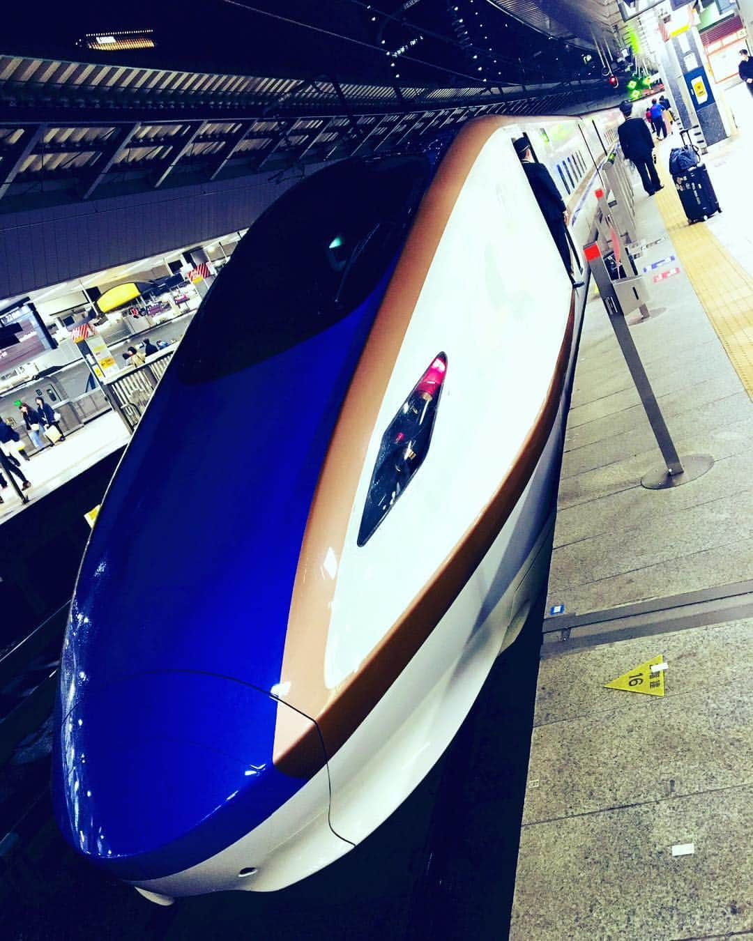 金子三勇士さんのインスタグラム写真 - (金子三勇士Instagram)「The 4th #Shinkansen #today #Hokurikushinkansen #Asama #TokyoStation #Pianist #MiyujiKaneko #Ontour #新幹線 #北陸新幹線 #あさま号 #東京駅 #乗り換え #行ってきます #旅するピアニスト #ピアニスト #旅人 #Rimowa #Suitcase」3月30日 20時39分 - miyujikaneko_official