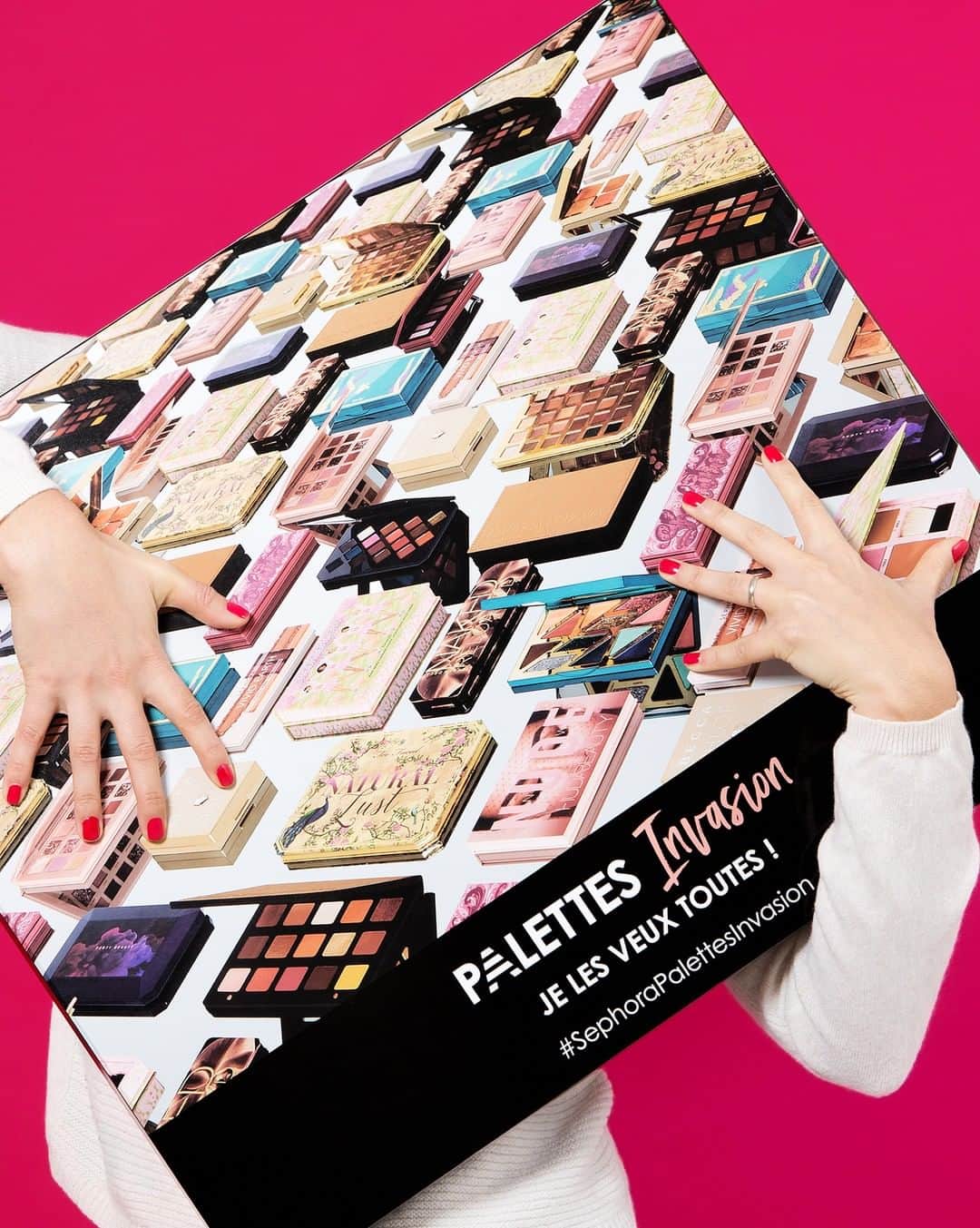 のインスタグラム：「UNE BOX PLEINE DE MAKEUP ÇA VOUS TENTE ? 😱 . RDV à 17h pour une BIG SURPRISE!! 🔥💣 Commente avec un ✋ si tu seras là ! . #SephoraPalettesInvasion #SephoraFrance」