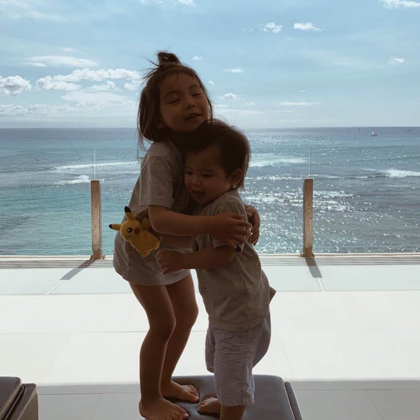 のインスタグラム：「仲良く抱き合ってるのかと思いきや、次男めっっっちゃ嫌がってた  #優しい時と突き放す時の差がすごい #飴と鞭 #鞭多め ・ ・ ・ #Hawaii #ハワイ #4歳10ヶ月 #1歳8ヶ月 #兄弟 #brother #男の子ママ #ハワイ生活 #hawaiilife #ハワイ暮らし」