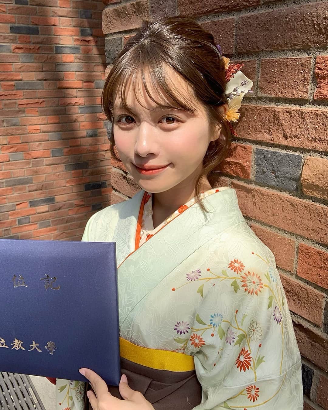 楫真梨子さんのインスタグラム写真 - (楫真梨子Instagram)「＊ ＊  3月25日に立教大学を卒業しました。 私にとっては本当に本当に濃い4年間で、人生で1番いろいろなことに悩んだことが多かった期間だったけれど、一生ものの友達と巡り合えたり皺々のおばあちゃんになっても忘れないような思い出をつくることができました。 ＊ 卒業式から時間が経った今でもみんなとの写真を見返すたびに「あぁ本当に楽しい4年間だったなぁ」って心の底から思います。 ＊ きっと社会人になって辛いことがあったらもっと恋しくなるんだろうなあ。笑 大学卒業しても末永くよろしくお願いします😌」3月30日 20時33分 - kajimari1226