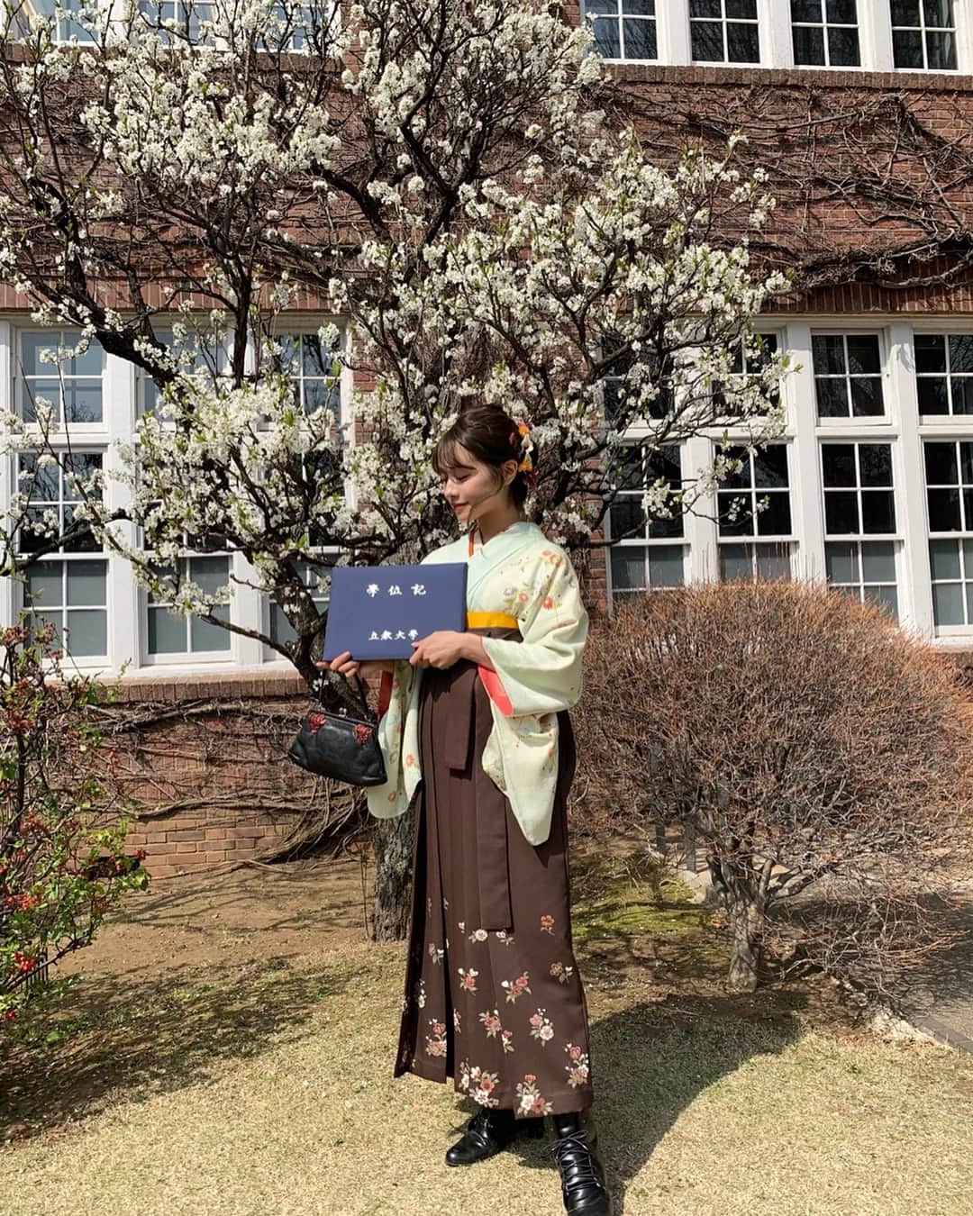 楫真梨子さんのインスタグラム写真 - (楫真梨子Instagram)「＊ ＊  3月25日に立教大学を卒業しました。 私にとっては本当に本当に濃い4年間で、人生で1番いろいろなことに悩んだことが多かった期間だったけれど、一生ものの友達と巡り合えたり皺々のおばあちゃんになっても忘れないような思い出をつくることができました。 ＊ 卒業式から時間が経った今でもみんなとの写真を見返すたびに「あぁ本当に楽しい4年間だったなぁ」って心の底から思います。 ＊ きっと社会人になって辛いことがあったらもっと恋しくなるんだろうなあ。笑 大学卒業しても末永くよろしくお願いします😌」3月30日 20時33分 - kajimari1226
