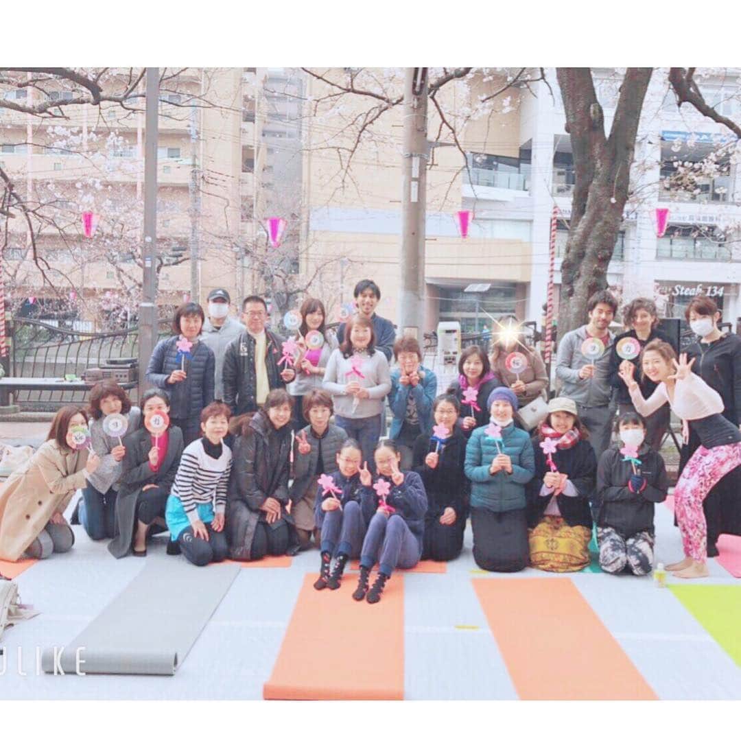 梅本理恵さんのインスタグラム写真 - (梅本理恵Instagram)「桜ヨガ♡×みさと先生♡ @misatosaita ・ #大岡川桜まつり #イベント  #横浜  太陽と桜の下で、ヨガ♡ 青空の下で行うヨガは、はじめてです! 大好きな、みさと先生のヨガレッスンは、とっても心地良い〜♡ ちょっと寒かったけど、途中で太陽がポカポカあたたかくて、気持ちよかったです♡ ヨガのあとは、表情もスッキリ☺︎! こんな感じ☺︎☺︎ ・ ・ ・ #晴れ女 ⁉︎#大岡川桜まつり #大岡川 #桜ヨガ #横浜#桜#お花見#青空 #青空の下 #心地よい時間 #大好きな人 #アラフォー#アラフィフ#美容#美活#美魔女 #美魔女ファイナリスト #はんなり美魔女#梅本理恵#team美魔女9期生 #同期っていいな ☺︎」3月30日 20時35分 - rie___12ki