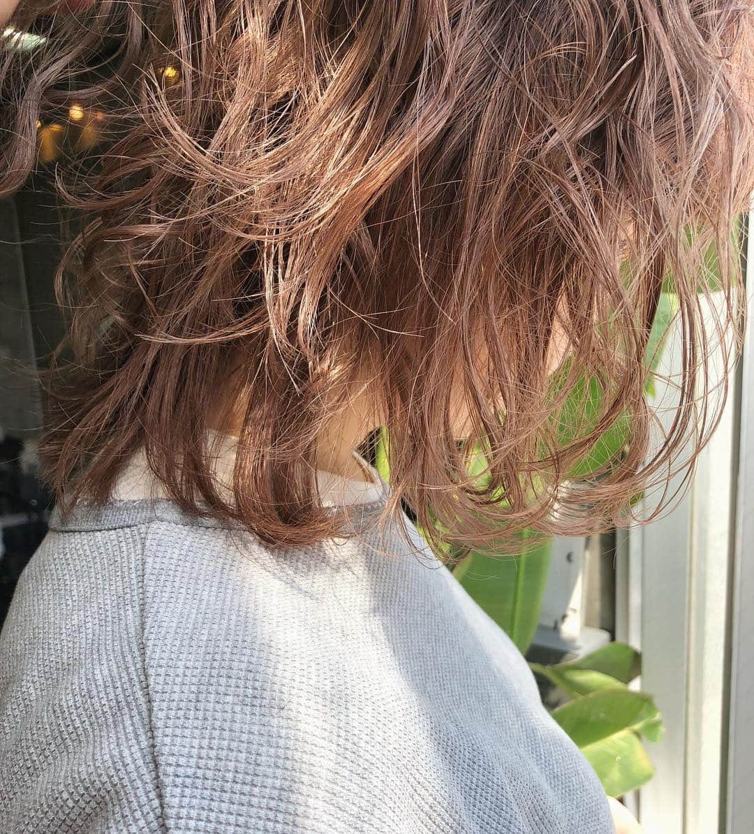 カワシリアツシのインスタグラム：「ほんのりピンクなシアベージュ🌸 ＊ ・ ・ ・ブリーチの回数がわからない。 ・値段が気になる。 ・ダメージが心配。など なんでもご気軽にご相談ください😊 ・ ご予約やご相談はURLもしくはDM・LINEにてお待ちしております🙆‍♂️ ・ ・ ・ ご予約はトップページURLをクリック😊 もしくはDMください✉️ ・ ネットで×になってても お取りできるお時間もございますので、 ご気軽にご相談ください🙆‍♂️ ・  #アディクシー #イルミナカラー  #外国人風カラー #ミニボブ #切りっぱなしボブ #ハイライト #外ハネ #グラデーション #外国人風 #ポートレート #美容室 #美容院 #美容学生 #撮影 #東京 #渋谷  #ショートヘア #グレージュ  #ブルージュ #ブリーチ #portrait #フィルムカメラ #hairstyle #ショートカット #haircolor #ハイトーン #데일리룩 #时尚 #แฟชั่น#デジキュア」