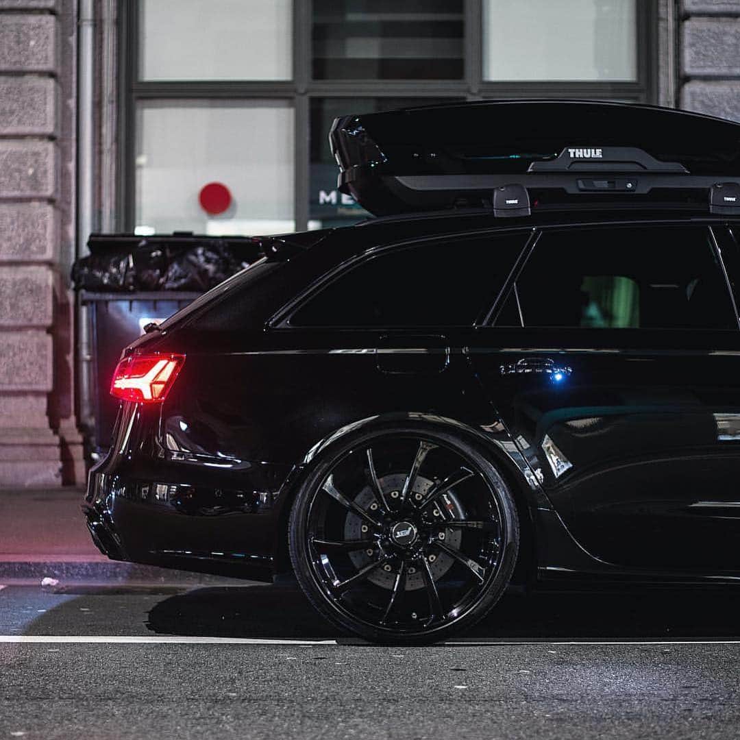CarsWithoutLimitsさんのインスタグラム写真 - (CarsWithoutLimitsInstagram)「Blacked Out RS6 🔥Hot or Not💤 Photo @srs_swissrichstreets  #carswithoutlimits #toronto #rs6avant」3月30日 20時40分 - carswithoutlimits