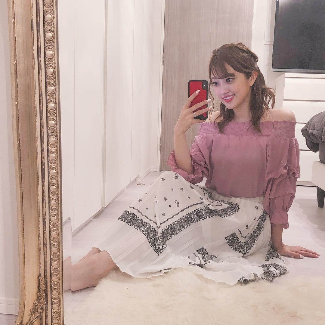 菊地亜美さんのインスタグラム写真 - (菊地亜美Instagram)「・ 春だからpink🌸 オフショルもだんだん着れる季節になってきた💭 今日は雨だけど。。☔️ ・ #ボリュームスリーブオフショルブラウス… @fifth_store  #ootd #coodinate #ブラウスコーデ #fifth #fifthtl #フィフス」3月30日 20時42分 - amikikuchi0905