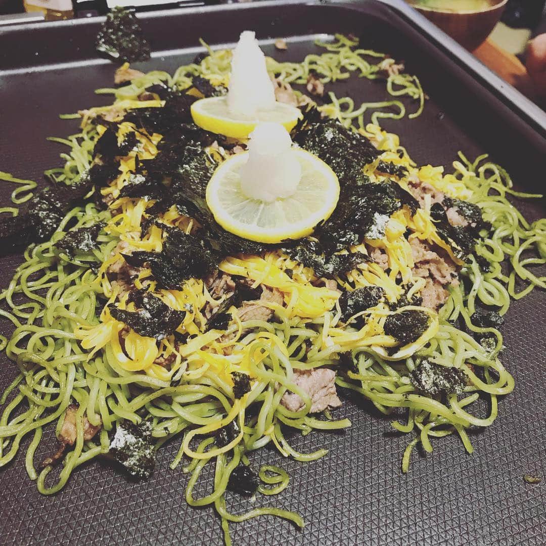 栗原まもるのインスタグラム：「お土産に麺と麺つゆを買ったのでお家でも瓦そば。つゆは次から家で用意しよ。ちょっと甘すぎたかな。お店で食べたやつくらいの甘さにしたい。 錦糸卵を久しぶりに作ったけど面倒ですねw でもやっぱ美味しい。」