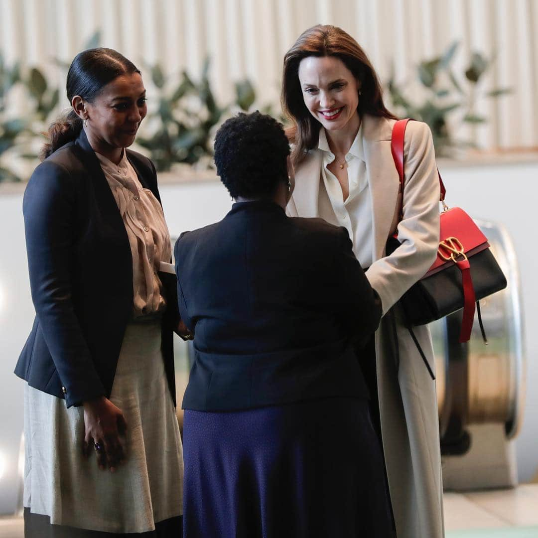 Valentinoさんのインスタグラム写真 - (ValentinoInstagram)「To her keynote address at the @unitednations, Angelina Jolie carried the #VRING bag in color blocked red and black.」3月30日 20時42分 - maisonvalentino