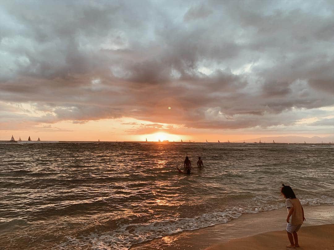 のインスタグラム：「今日は雲が多かったからサンセット見れないかな〜と思ったけど、太陽が大きすぎて、全然雲に負けてなかった🌤 Hawaiiの夕日のパワーって本当にすごい。 ・ ・ ・ #Hawaii #ハワイ #sunset #sunsetbeach #サンセット#ハワイ生活 #hawaiilife #ハワイ暮らし」