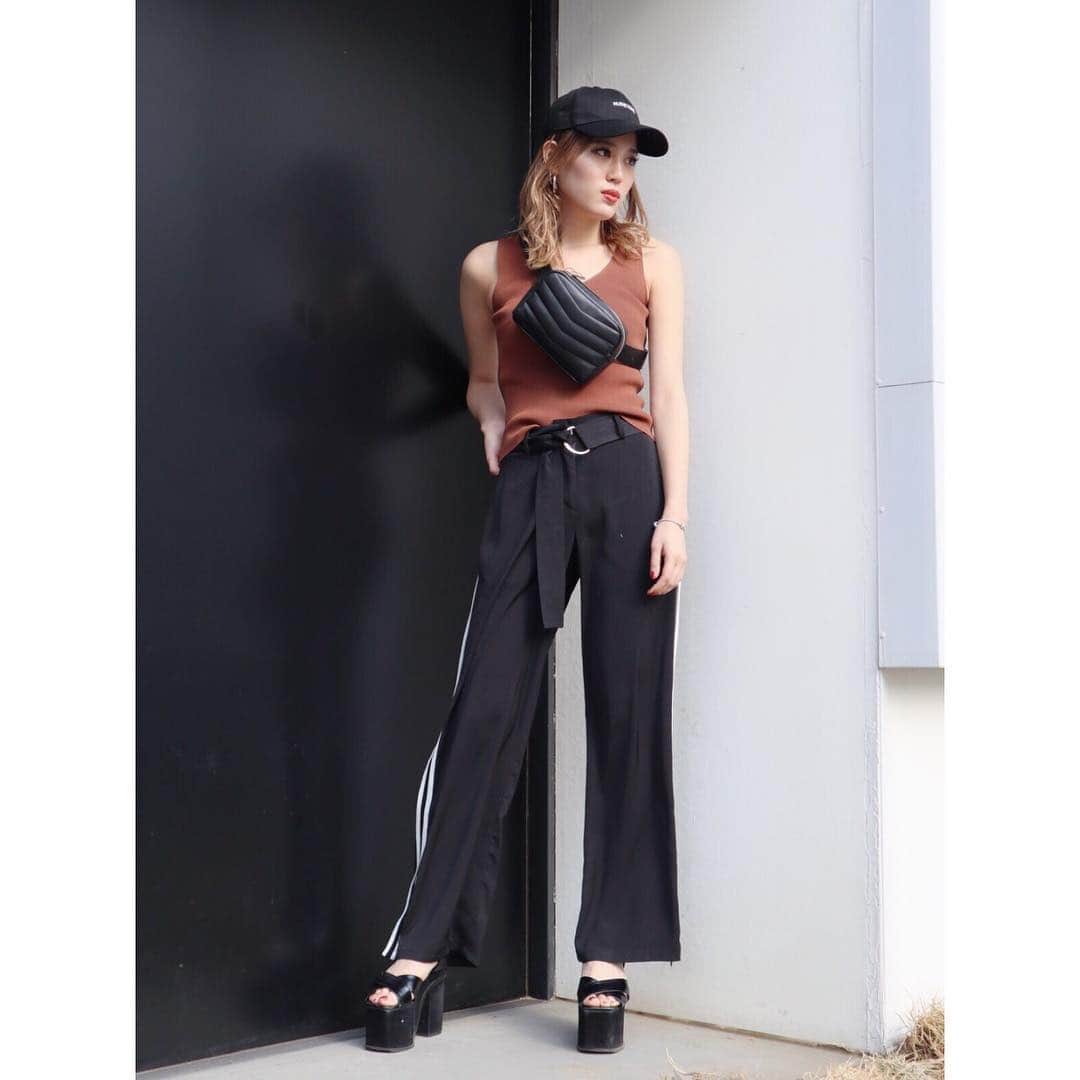 EMODA_LOOK BOOKさんのインスタグラム写真 - (EMODA_LOOK BOOKInstagram)「#MYSTYLEEMODA ㅤㅤㅤ @haruka__sakamoto 164cm ㅤㅤㅤ ・LONG BELT LINE PT ㅤㅤㅤ ㅤㅤㅤ 着用アイテムはTOPのURLからCHECK✈️ ㅤㅤㅤ #EMODA #RUNWAYchannel #emoda_shoes @emoda_official」3月30日 20時45分 - emoda_snap