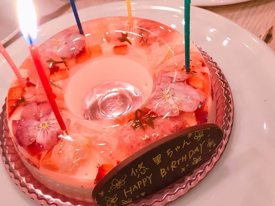原明日夏さんのインスタグラム写真 - (原明日夏Instagram)「この間ナナイロメンバーで悠里ちゃんとひでさんの誕生日をお祝いしたよ✨﻿ ﻿ その人を想像してプレゼントはなににするか、どのケーキにするか考えるのが好き🥺﻿ ﻿ 今回ケーキは花のババロアにしたよ🌸﻿ ﻿ 昔スタッフさんが誕生日にくれたケーキで感動したの思い出したの😋﻿ ﻿ 2人ともおめでとう☺️✌️﻿ ﻿ ﻿ #誕生日 #誕生日ケーキ #花のババロア #森下悠里 #川原英之 #岸明日香 #西岡純也」3月30日 20時46分 - hara.as