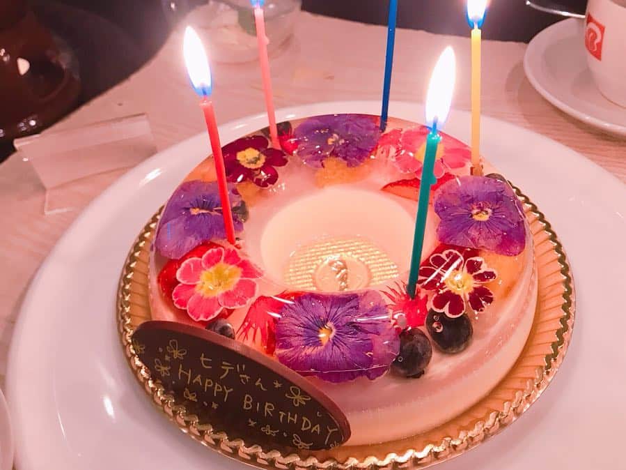原明日夏さんのインスタグラム写真 - (原明日夏Instagram)「この間ナナイロメンバーで悠里ちゃんとひでさんの誕生日をお祝いしたよ✨﻿ ﻿ その人を想像してプレゼントはなににするか、どのケーキにするか考えるのが好き🥺﻿ ﻿ 今回ケーキは花のババロアにしたよ🌸﻿ ﻿ 昔スタッフさんが誕生日にくれたケーキで感動したの思い出したの😋﻿ ﻿ 2人ともおめでとう☺️✌️﻿ ﻿ ﻿ #誕生日 #誕生日ケーキ #花のババロア #森下悠里 #川原英之 #岸明日香 #西岡純也」3月30日 20時46分 - hara.as