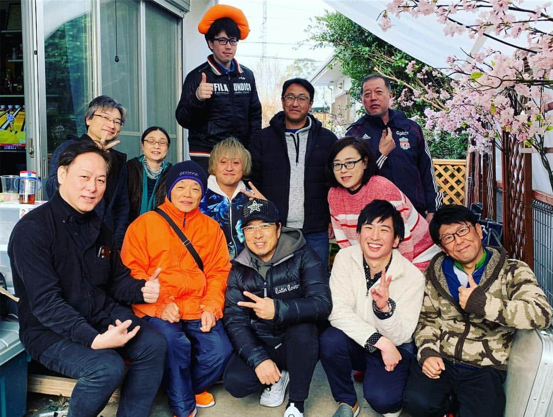 黒田アーサーさんのインスタグラム写真 - (黒田アーサーInstagram)「今日は宝石フェスタリアの笠原さんとボウリング仲間の皆さんが集まって下さり、ミニボウリング大会🎳と笠原邸のお庭でBBQ🍖！からのカラオケ🎤で、めちゃくちゃ楽しい一日を過ごしました😊🙌皆さんありがとうございました！次回を楽しみにしてます❣️ちなみに優勝は🏆僕と袖之さんペアが頂きました😉👍#ボウリング #bowling #タチバナボウル #bbq #黒田アーサー #kurodaarthur #フェスタリア #笠原さん#愛犬 #ロビン#ラブラドールレトリバー #めちゃくちゃ可愛いすぎる」3月31日 2時11分 - kuroda_arthur