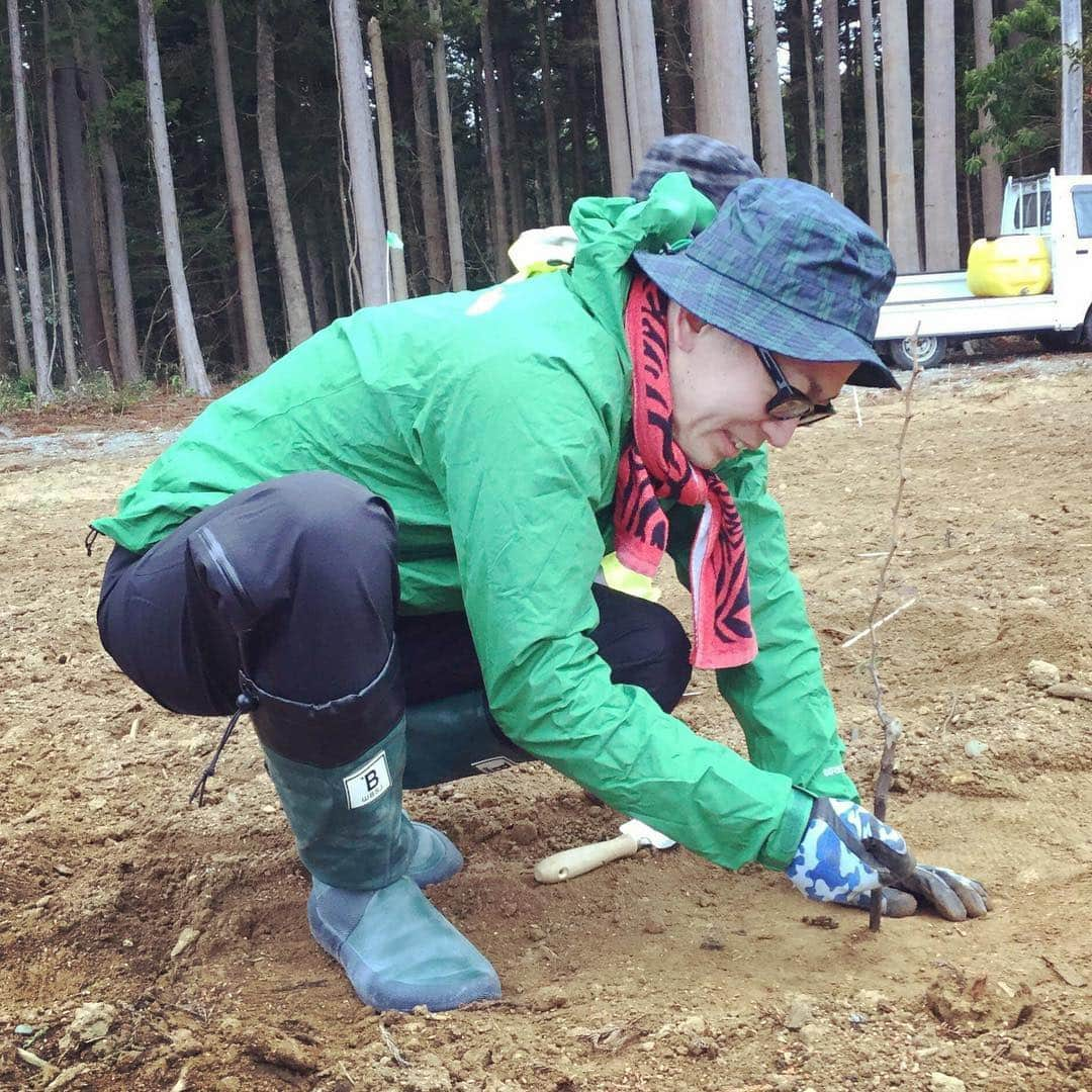 ひぐち君さんのインスタグラム写真 - (ひぐち君Instagram)「本日、福島県・富岡町でのワイン用葡萄の苗木750本の植え付けにオンラインサロンのメンバーさんと参加🍇 品種は、メルロー、シャルドネ、ソーヴィニヨンブラン、テンプラニーリョ、ゲヴュルツトラミネルなど。 あいにくの小雨&真冬並みの極寒でしたが、海が見える畑でボランティアの方々と楽しく土いじり。 川内村同様、今後の葡萄の成長が楽しみです。 帰りは、楢葉町の天神岬温泉でスッキリ♨️ #とみおかワイン葡萄栽培クラブ #小浜圃場  #福島県 #富岡町 #merlot #chardonnay #sauvignonblanc  #tempranillo  #gewurztraminer  #日本ワイン 🇯🇵 #japanesewine #vinjaponais  #wine #vin #vino #winetime #winelover #instawine #wineexpert  #vinyard  #天神岬温泉  #ひぐち君の日本ワイン会」3月31日 2時33分 - higehiguchi