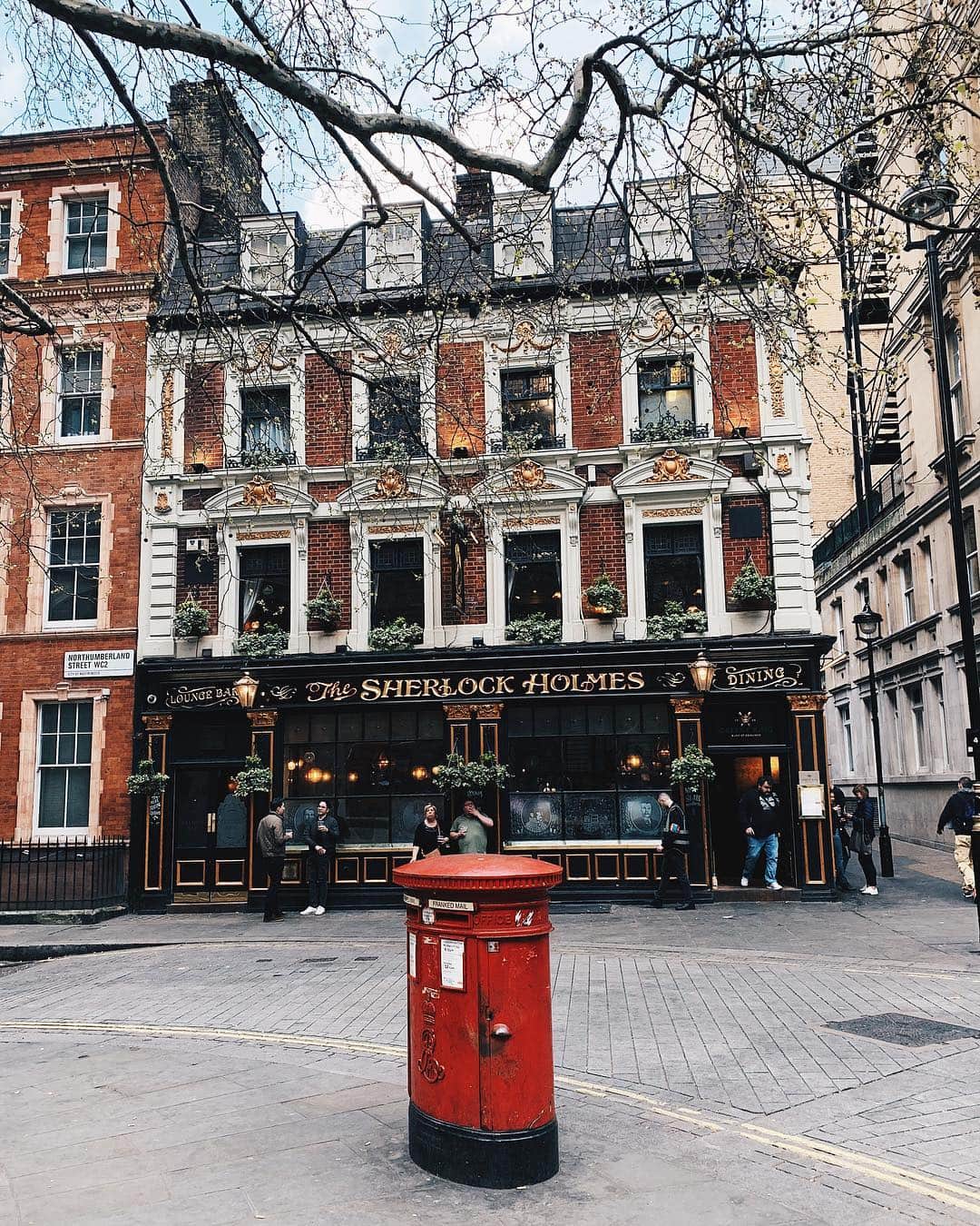 @LONDON | TAG #THISISLONDONさんのインスタグラム写真 - (@LONDON | TAG #THISISLONDONInstagram)「@MrLondon at the #SherlockHolmes pub near #TrafalgarSquare. 🍺 Did you know that as well as being a traditional pub, it has a recreation of Holmes and Watson's study and sitting room inside, with a large collection of objects and photographs related to the characters from the books and adaptations? No? 🤷🏼‍♂️ Tag someone who loves a little #Sherlock 👇🏼👇🏼👇🏼 // #thisislondon #london」3月31日 2時15分 - london