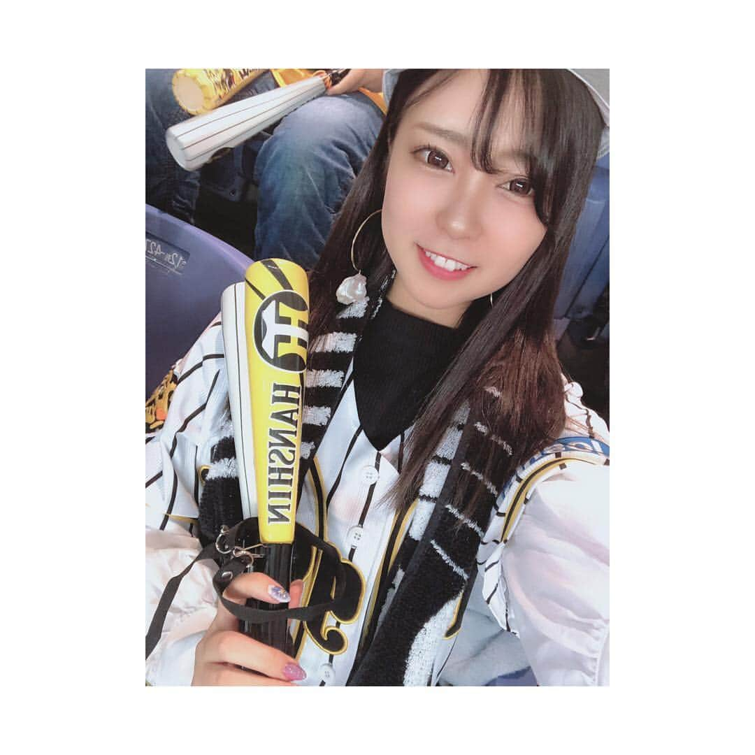 福井柑奈さんのインスタグラム写真 - (福井柑奈Instagram)「⚾️3.29⚾️ ひっさしぶりのマナブ18号さんにお誘いいただきまして 大阪やったので、京セラドームに開幕戦観に行ってきました〜〜🐯！！！！！！！ . セリーグは阪神タイガース推しになりそう🐯🔥な予感！！！ . 勝利〜〜おめでとうございます〜〜！！！ . 阪神タイガースYouTuber マナブ18号さんのチャンネルも久しぶりに出てますので観てね☺️ 『マナブ18号』で検索🤘 . グッズは全部マナブさんが用意してくれたお〜〜⚾️！！ お兄ちゃんの同僚、松竹芸能のふじいさんもごいっしょに🐯！ . . #大阪 #京セラドーム #阪神タイガース #プロ野球開幕 #🐯 #⚾️ #開幕戦 #とらほー #マナブ18号 #YouTuber #セリーグ #パリーグは #もちろん #タカガール です！#🦅 #❤️」3月30日 20時56分 - kanna_fukui