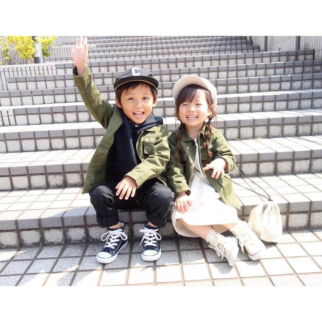 Saraさんのインスタグラム写真 - (SaraInstagram)「. #サラsouコンビ 👧🏻❤️👦🏻 @cho_so_ . . カーキのワークジャケットで リンクコーデ✌️ . サラはホワイト、 souちゃんはブラック🖤 . 2人で笑い合ったり ないしょ話したり おてて繋いだり 楽しかったね🤤🤤🤤 . 帰り際は寂しくて 2人ともしょんぼり😢❤️ . #coordinate #kidsfashion #リンクコーデ #カップルコーデ #ワークジャケット #デート #ちっちゃなカップル #globalwork #inthehouse #zarakids #lowrysfarm」3月30日 20時56分 - sarasara718