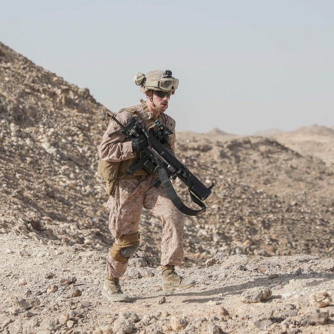 アメリカ海兵隊さんのインスタグラム写真 - (アメリカ海兵隊Instagram)「Rocket Man  Lance Cpl. Austin Gatcomb, an assault Marine with the @22nd_meu, posts security for a rocket battle drill during training, Camp Rabkut, Oman. (U.S. Marine Corps photo by Lance Cpl. Tawanya Norwood)  #Marines #USMC #Military #Yut #Rocket #Battle #Drill #Camp #Rabkut #Oman #22ndMEU」3月30日 20時52分 - marines