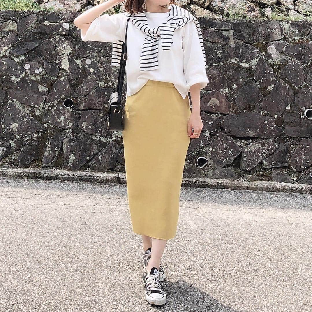 moyooonnさんのインスタグラム写真 - (moyooonnInstagram)「. パキっとしたキレイなイエロー🍋の スカートとTシャツのセットアップ😊✨ 春夏らしい鮮やかなカラーが なんだか着ててテンション上がります(*^^*) . . #カラースカートセットアップ @fifth_store  #fifth #fifthtl #フィフス 今なら40%OFFクーポン出てました😍 #バッグ @slobeiena  #converse  #コンバース . . .  #今日の服#コーデ#今日のコーデ#ママコーデ#シンプルコーデ#outfit#ootd#kurashiru#ロカリ#おちびコーデ#locari#ootd_kob#ponte_fasion#mineby3mootd#152cm#152cmコーデ#ママコーデ #春服」3月30日 20時52分 - moyooonn