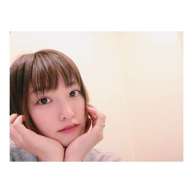 中山こころさんのインスタグラム写真 - (中山こころInstagram)「* ここめっちゃ跳ねる🙄 両側ともめっちゃ跳ねる🙄🙄 ぶりっ子感出せば抑えられる🙃🙃🙃w * #くせ毛 #くせ毛対策  #寝癖なのかな ？ #アンテナ ？  追記☞ 自撮りだよ。反転してるよ。左手は右手だよ。」3月30日 20時53分 - coocoorooo