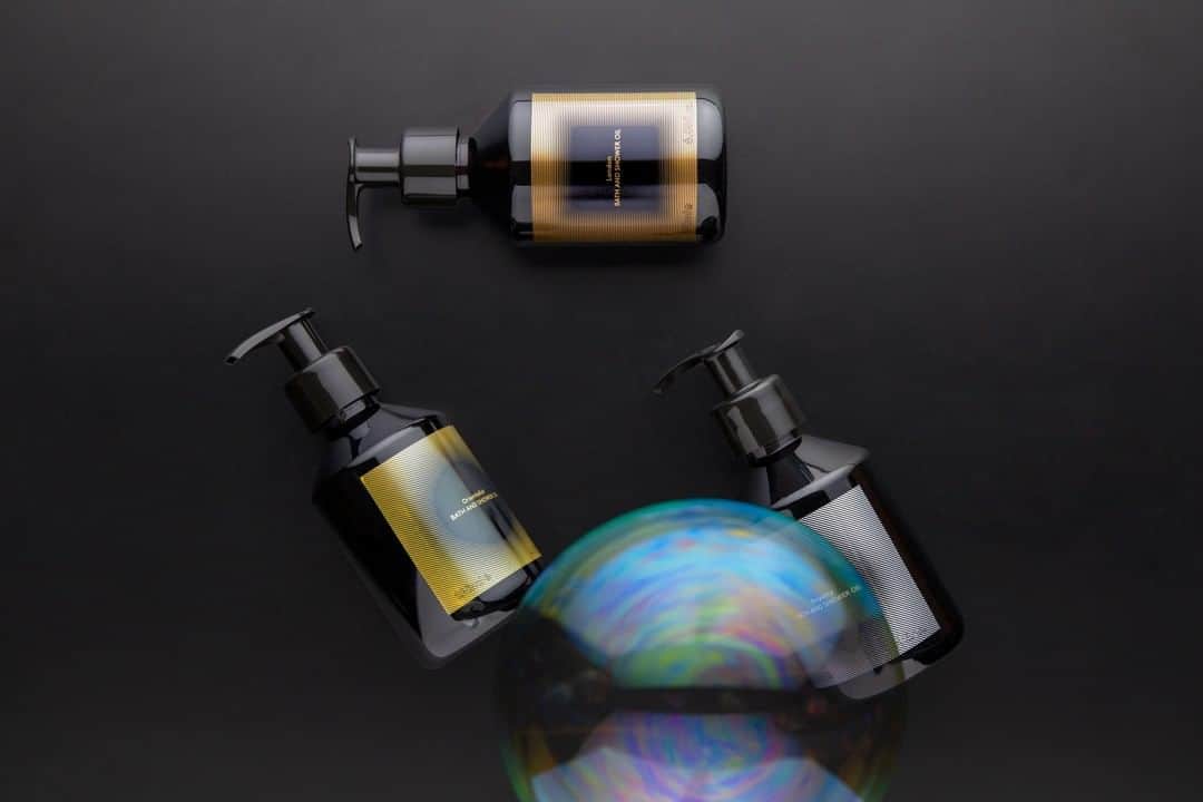 のインスタグラム：「Our ECLECTIC scent collection evokes historical memories of British life, of travelling and trading across the globe and returning to the gritty smells of modern international London.⁣ ⁣ Link in profile. ⁣ ⁣ #tomdixon #tomdixonECLECTIC #london #royalty #orientalist #bathbody #tomdixonwash #luxurysoap #newness ⁣」