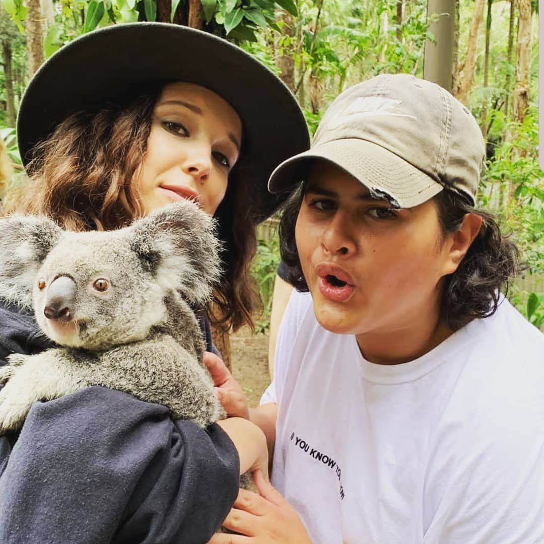 ミリー・ボビー・ブラウンさんのインスタグラム写真 - (ミリー・ボビー・ブラウンInstagram)「family pic ♡ ty to @currumbinwildlifehospital for givin us a tour of all the little bubbas that are poorly... each of you have the biggest hearts and the love you share with the animals is so very special... please donate! link in bio xoxo」3月30日 20時58分 - milliebobbybrown