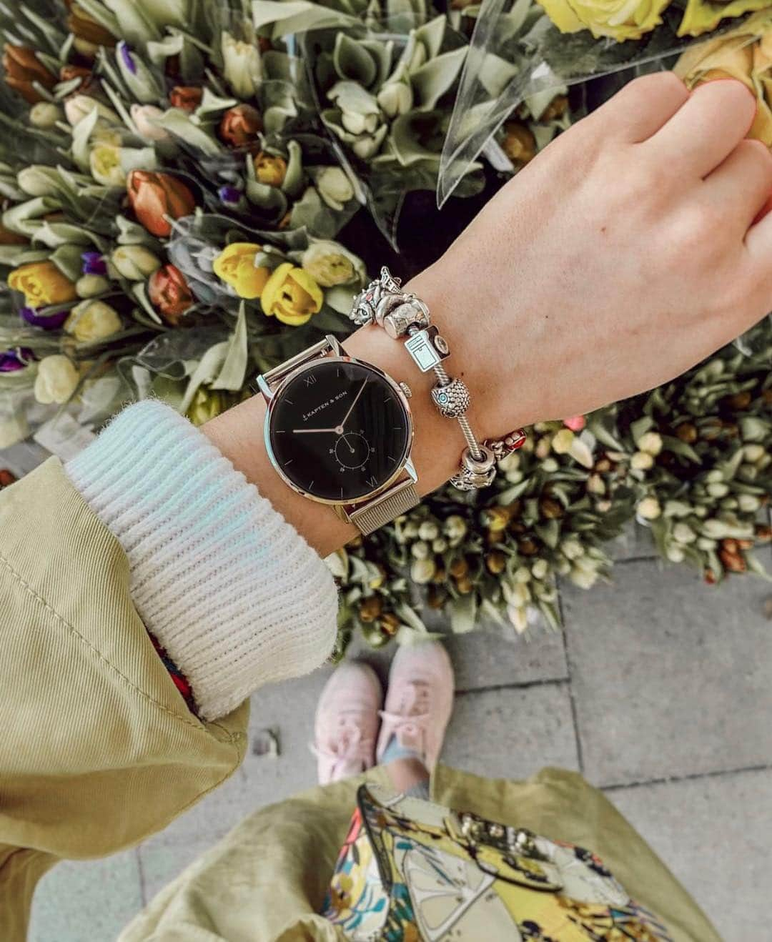 Kapten & Sonさんのインスタグラム写真 - (Kapten & SonInstagram)「'Happiness blooms from within.'🌼 Our Heritage Black Mesh is perfect for the upcoming season of spring! 📸@sandra__faraway #bekapten #kaptenandson #watch」3月30日 21時00分 - kaptenandson