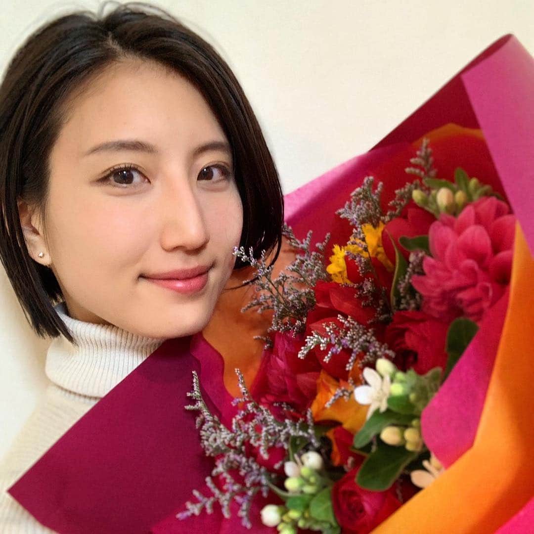望月一花のインスタグラム：「毎年桜が満開になるこの時期に 母に産んでもらったこと育ててもらったこと 今まで出会った人みんなに感謝する日🌸  とうとう二十代最後の歳になりました❣️ すこしずつですが花咲かせられるよう 本分全うして精進いたします🥰 やり残したことがないように 20代はこの1年終わったら もう2度と来ないのだから！ 大きな愛で、みなさまを包み込めますように ビックラブを送ります🎁💖」