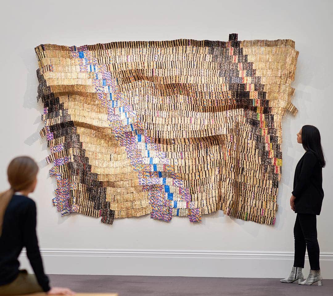 サザビーズさんのインスタグラム写真 - (サザビーズInstagram)「A tide of undulating aluminium bottlecaps, ‘Zebra Crossing 2’ epitomises the glimmering wall hangings of El Anatsui. Widely recognised as one of the most important artists to emerge from the African continent in recent years, the Ghanaian artist has become known for his sculptural works which transform often unexpected materials into mesmerising sculptural forms. His works are characterised not only by their size but also their fabric-like quality, reminiscence of traditional Kente cloth of the Ashanti people of Ghana. - Dating to 2002, ‘Zebra Crossing 2’ was created in  the same year that the artist was invited to exhibit his works at the Venice Biennale. The work is on view in our London galleries all weekend ahead of the Modern & Contemporary African Art sale on Tuesday #SothebysCTPAfrican #GhanaianArt #AfricanArt」3月30日 21時02分 - sothebys