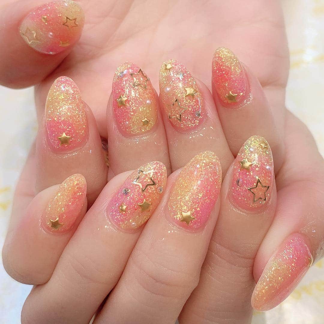 のインスタグラム：「@jillandlovers 🧡 new nail❤️ @miomio_0409 ちゃんnail💛 ・ ・ #jillandlovers #new#nail#rainbow#キラキラ#かわいい」