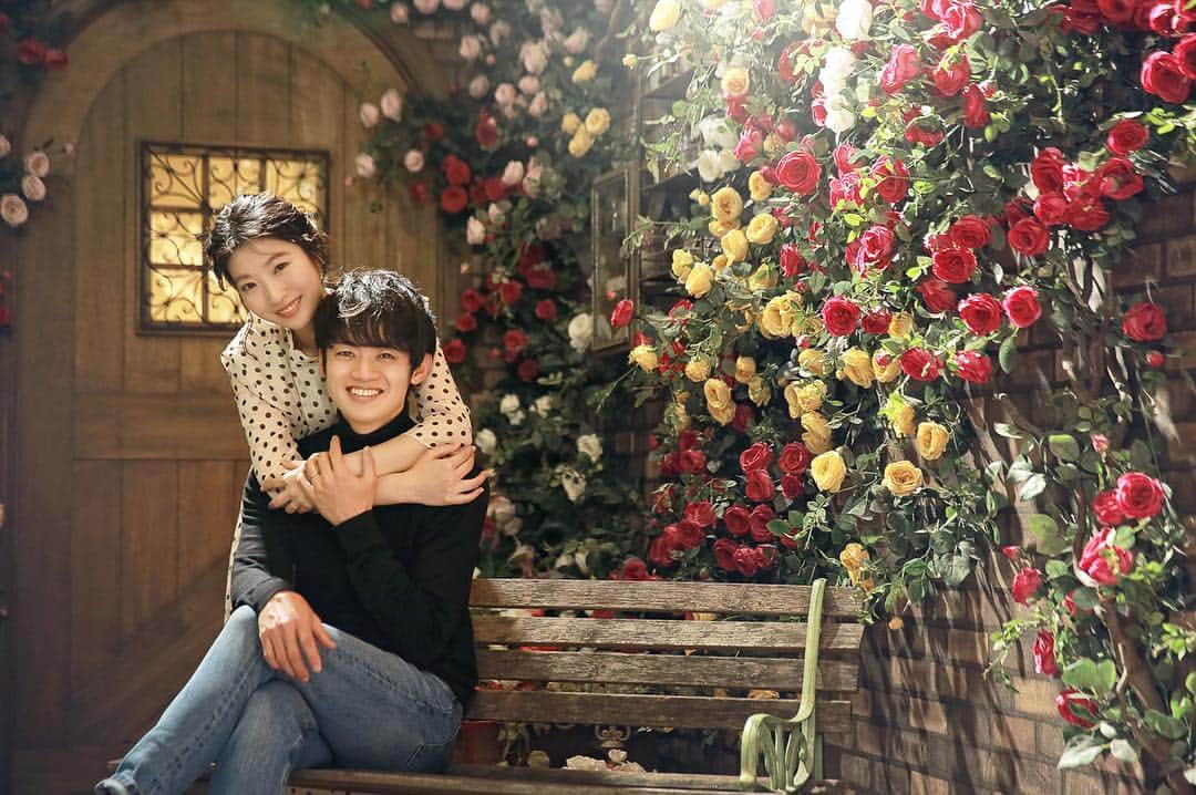 加藤美祐のインスタグラム：「この前は修正前のデータを頂きましたが、修正されたデータが届きました🌷  いい思い出☺️💭 本番の撮影まであと2ヶ月！！ 筋トレも頑張るし、お肌も整えなきゃだし、顔のむくみもとれるといいなぁ🥺🌿 #韓国フォト体感イベント #韓国フォトイベント #韓国ウェディングフォト  #韓国ウェディング撮影  #ルミナス東京  #前撮り #韓国前撮り #前撮り体験 #プレ花嫁 #レポ #バックハグ #weddingphotography  @studio_luminous_tokyo  @kpw.johokan」