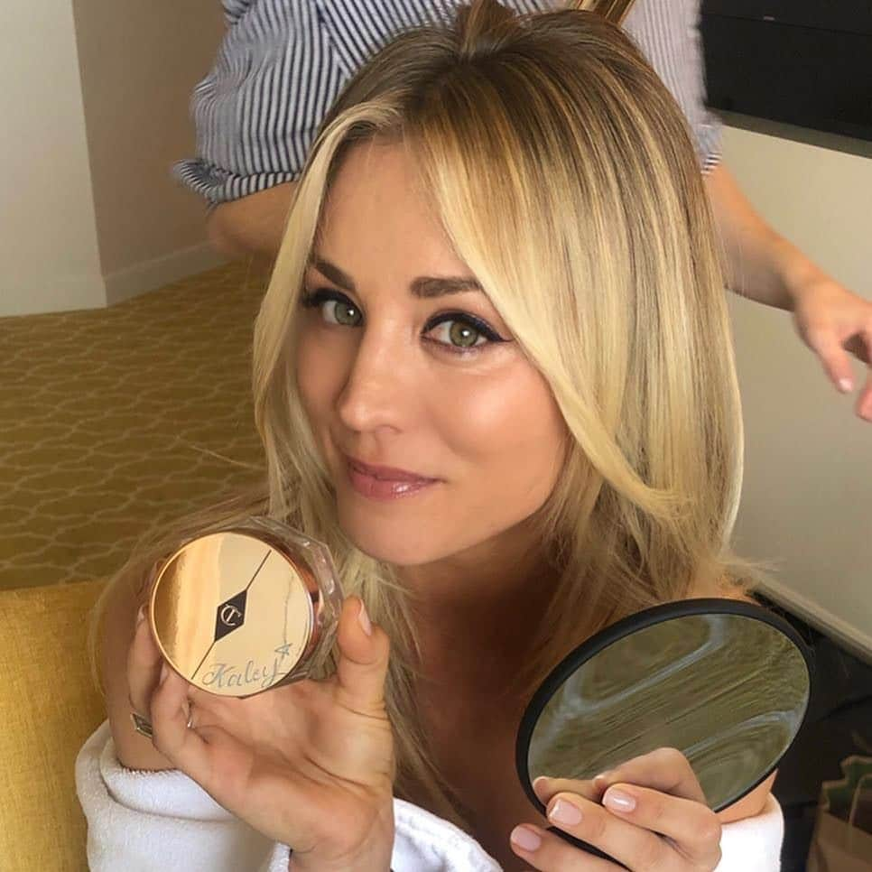 シャーロット・ティルベリーさんのインスタグラム写真 - (シャーロット・ティルベリーInstagram)「Throwback to the BEAUTIFUL @kaleycuoco getting ready for the Golden Globes!! ✨🌟 ✨🌟 ✨🌟 Makeup by @JamieMakeup using #CharlotteTilbury」3月30日 21時14分 - charlottetilbury