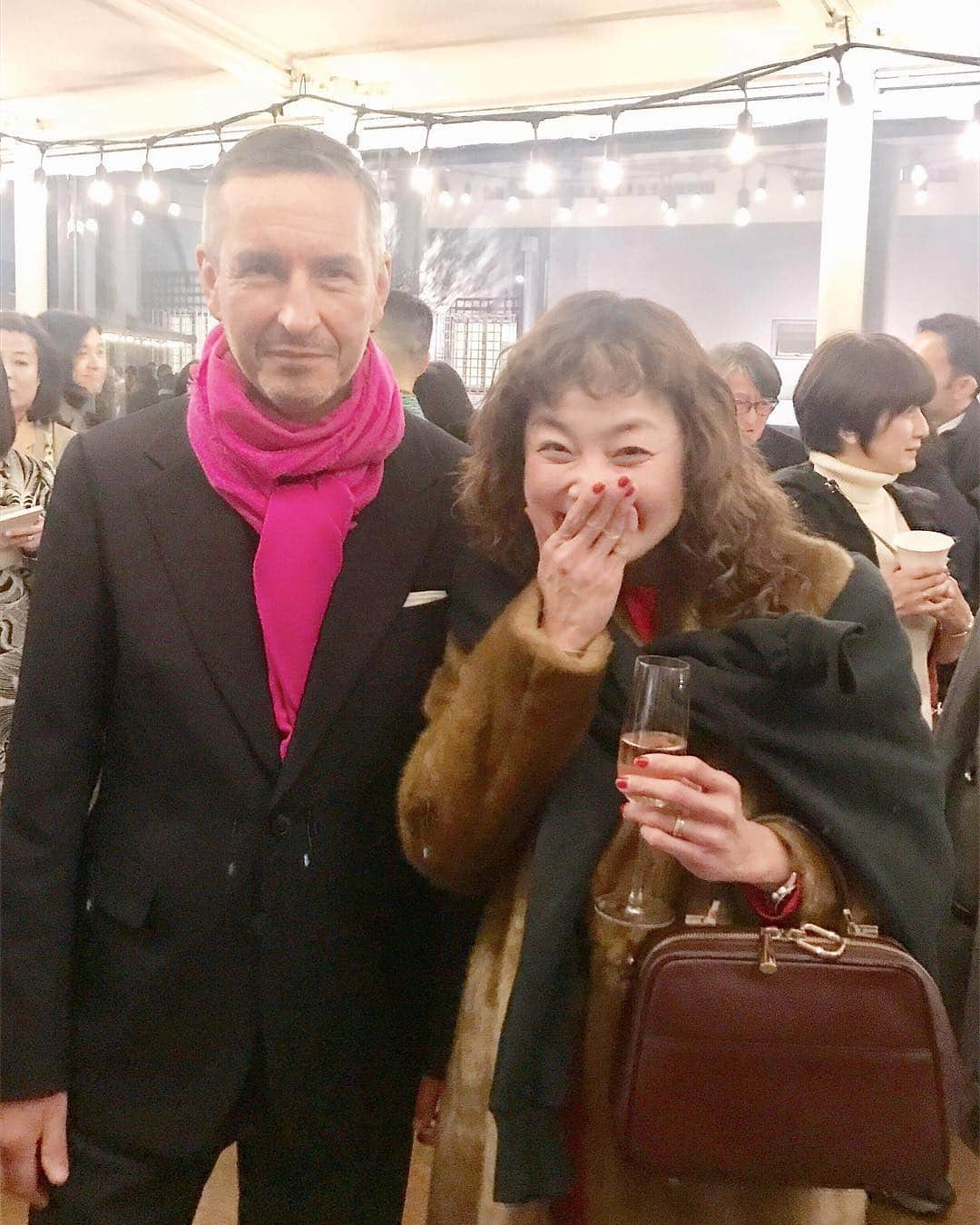 シトウレイさんのインスタグラム写真 - (シトウレイInstagram)「My dream comes true!﻿ Finally I could meet @driesvannoten ,my favorite designer!!!﻿ ﻿ 憧れのドリスと一緒に写真撮ってもらえるなんて一生分の運を使い果たしたといっても過言じゃないです、﻿ あーもう、ニヤニヤがとまりまてん！😍😍😍﻿ ﻿ #driesvannoten #haramuseum #designer #大好き ！﻿#reishito」3月30日 21時07分 - reishito