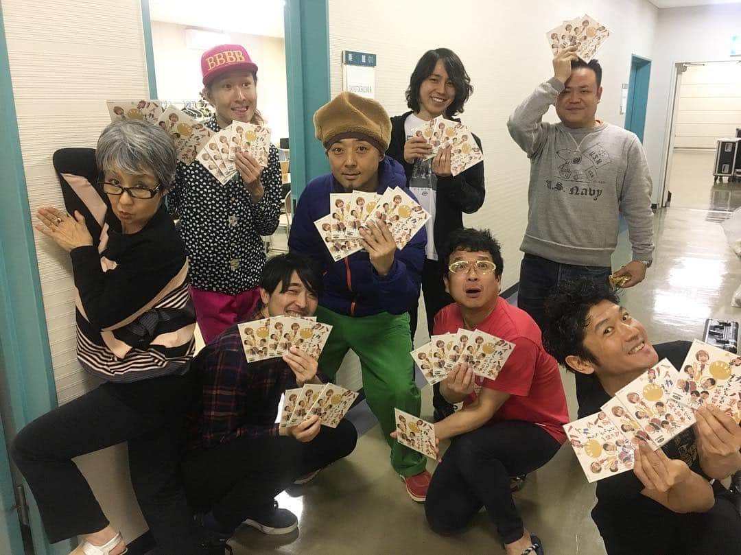 のインスタグラム：「今日は香川県三木町でbbbb meets 綾戸智恵  レベル7な楽屋トークから本番、からの移動での車内トークと綾戸さん絶好調で最幸な三木町でした。 ありがとうございました！  本日より会場限定発売の『ハイカラ八重奏』皆様に届け〜〜♬♬♬ #blackbottombrassband  #綾戸智恵 #ハイカラ八重奏」