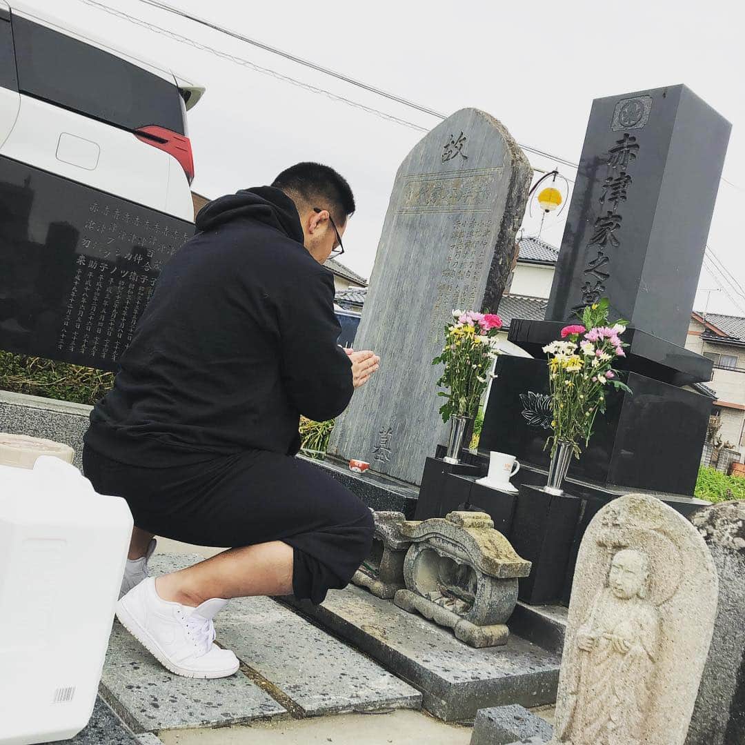 あかつさんのインスタグラム写真 - (あかつInstagram)「福島県いわき市にいる両親の御先祖様に、息子誕生の報告をしてきました！ 今後とも、あかつ家を御見守り下さい！  #お墓参り」3月30日 21時07分 - akatsu_sumo