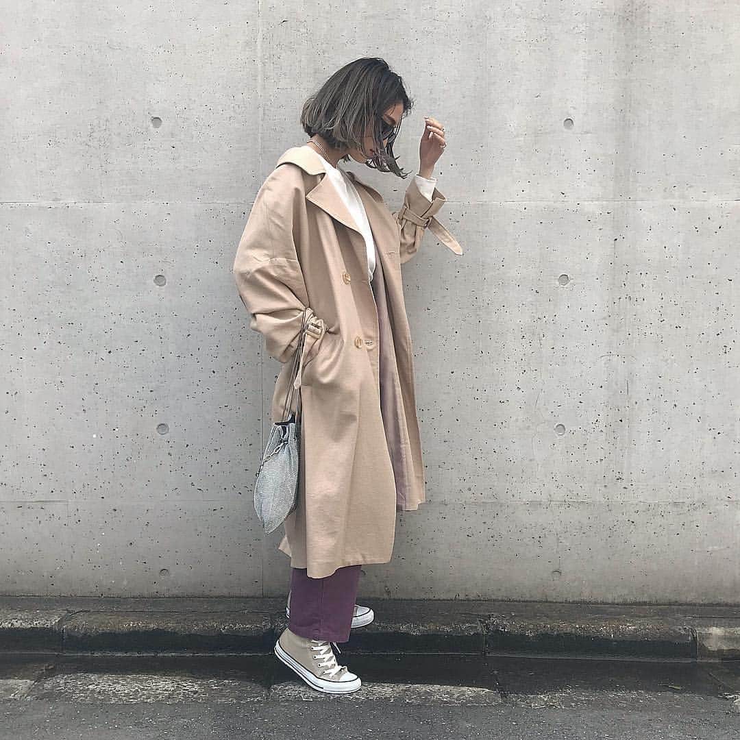 のインスタグラム：「. 帰りずぶ濡れになった☂️ 昨日はゆいこと朝4時まで飲んで4軒ハシゴして🍶昼からまた打ち合わせして明日は朝から撮影✌︎POP UPまでががんばろー☺️ このトレンチは新作でPOP UP先行でおきますよーん🗣🗣 .  #flugge#flugge_official #fluggesnap #ootd#outfit#fashion#instafashion#ig#casual#coordinate#code#me#今日の服#今日のコーデ#今日のコーディネート#コーディネート#カジュアル#ファッション#カジュアルコーデ#トレンチコート#新作#先行発売」